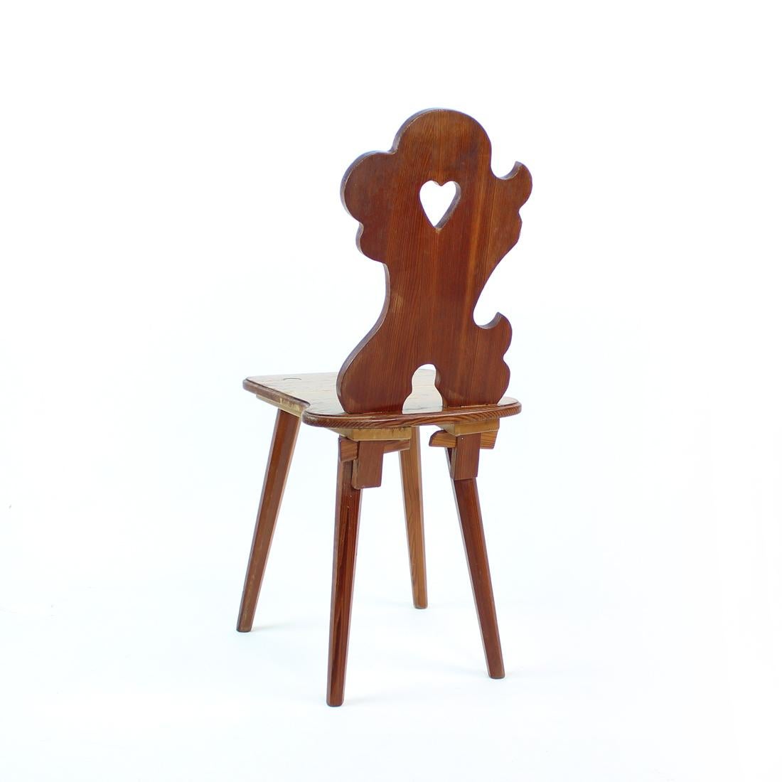 Bois Ensemble de 2 chaises de salle à manger en design populaire, Tchécoslovaquie, 1973 en vente