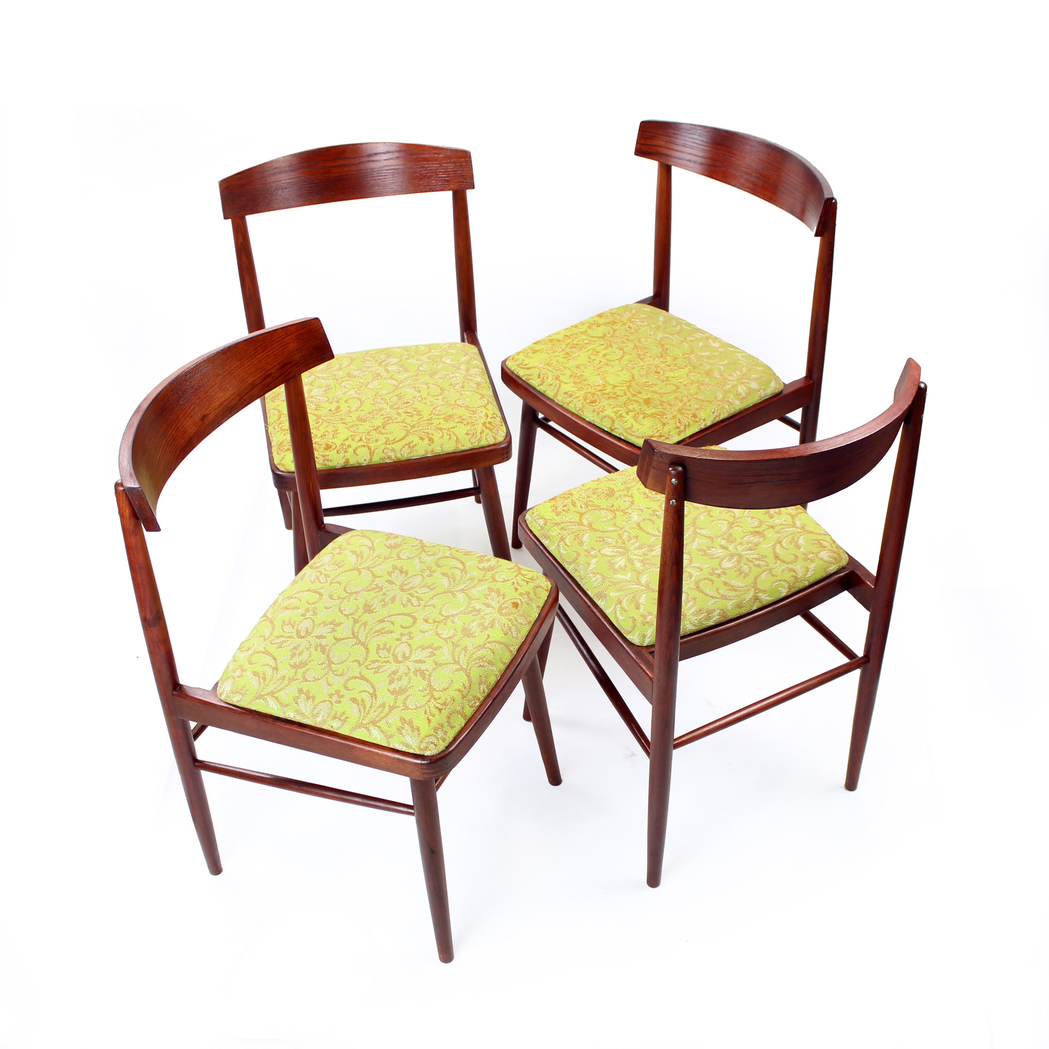 Mid-Century Modern Ensemble de 4 chaises de salle à manger en chêne par Ton, Tchécoslovaquie, années 1960 en vente