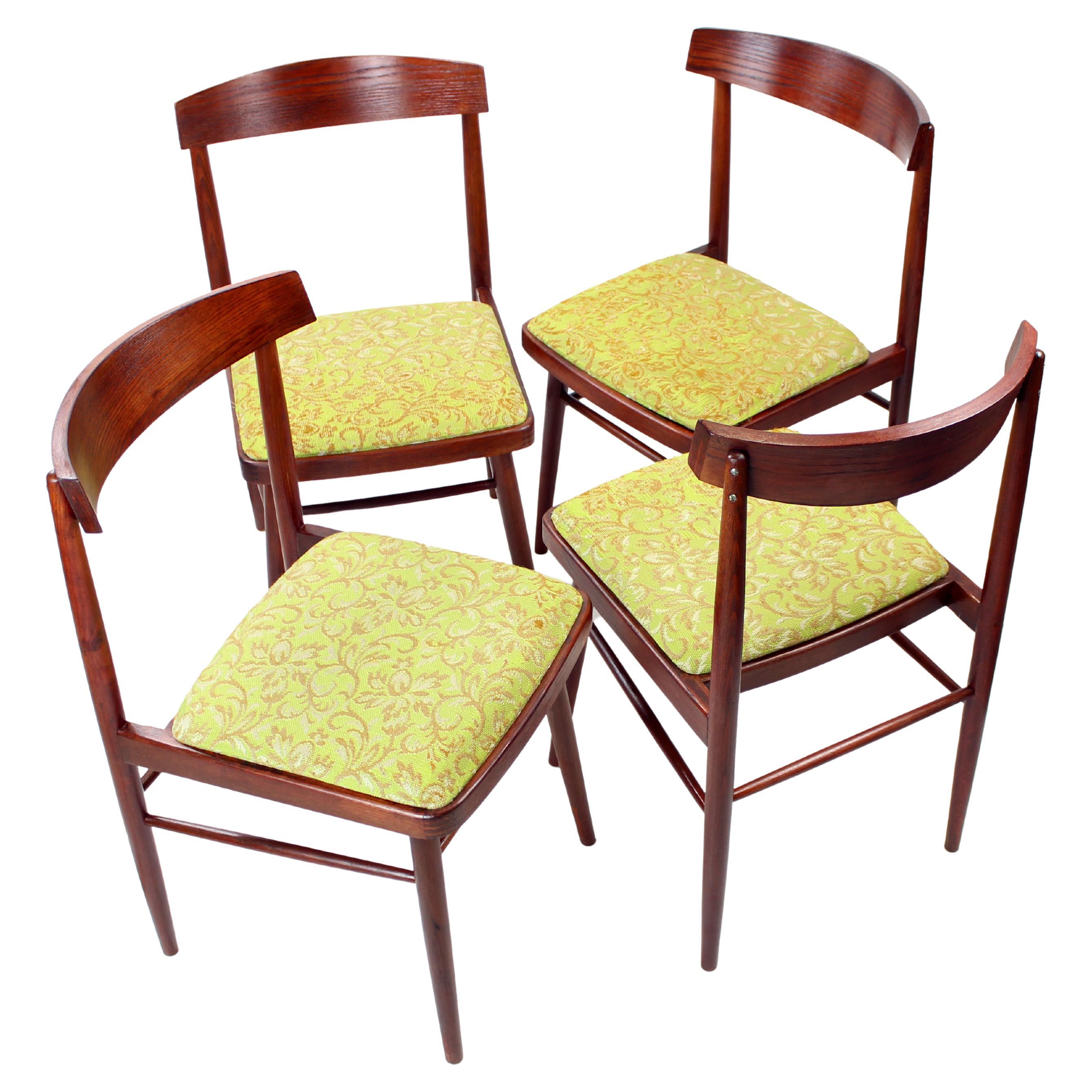 Ensemble de 4 chaises de salle à manger en chêne par Ton, Tchécoslovaquie, années 1960 en vente