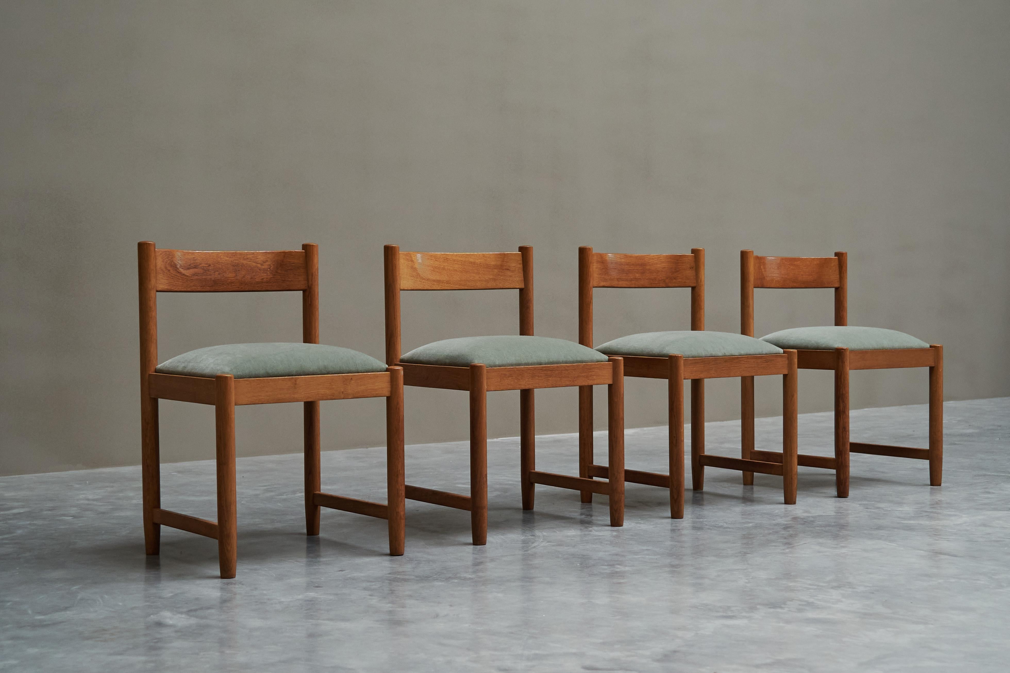 Set of 4 Dining Chairs in Solid Oak and Velvet Belgium 1960s in vendita 2