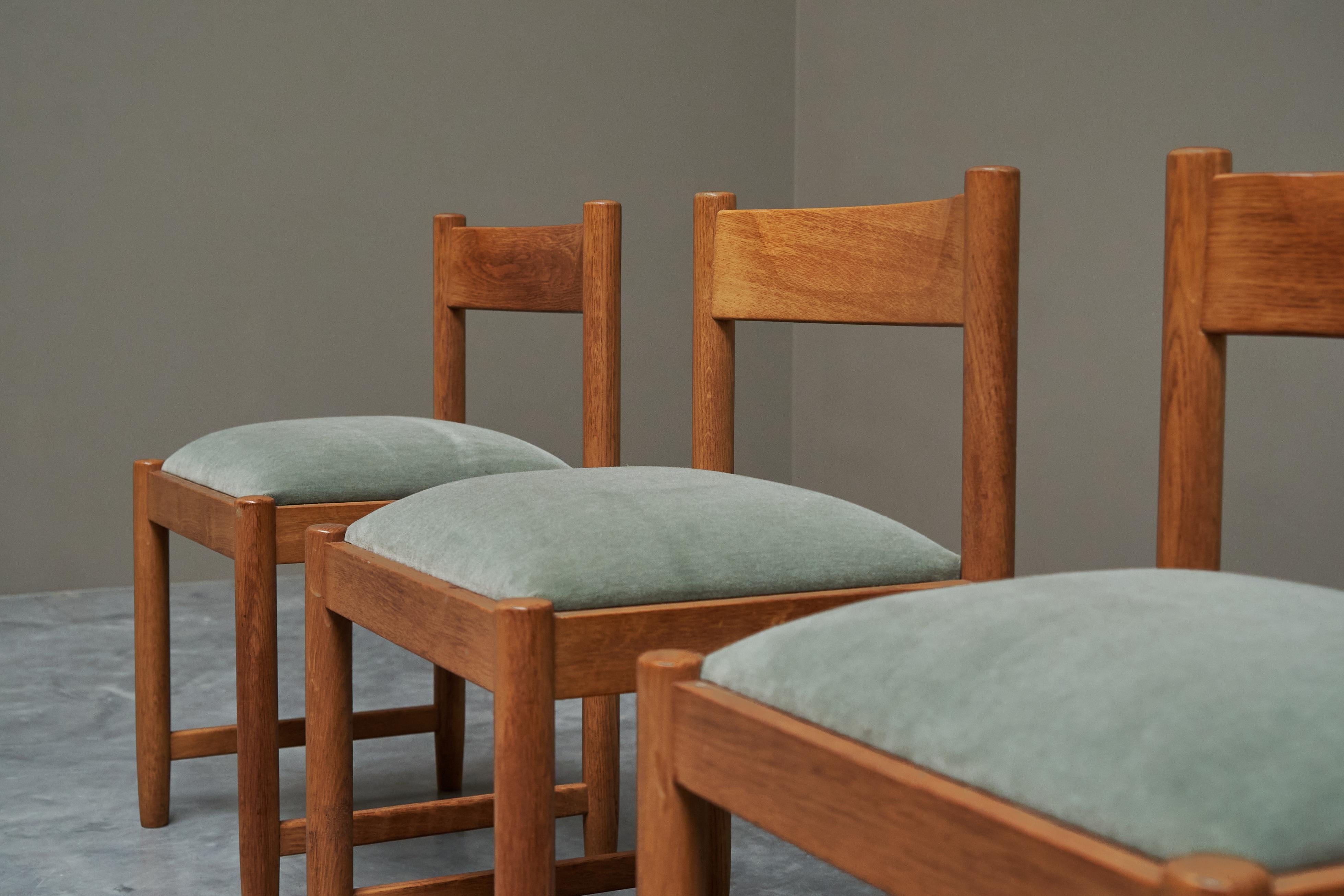 Set of 4 Dining Chairs in Solid Oak and Velvet Belgium 1960s in vendita 3