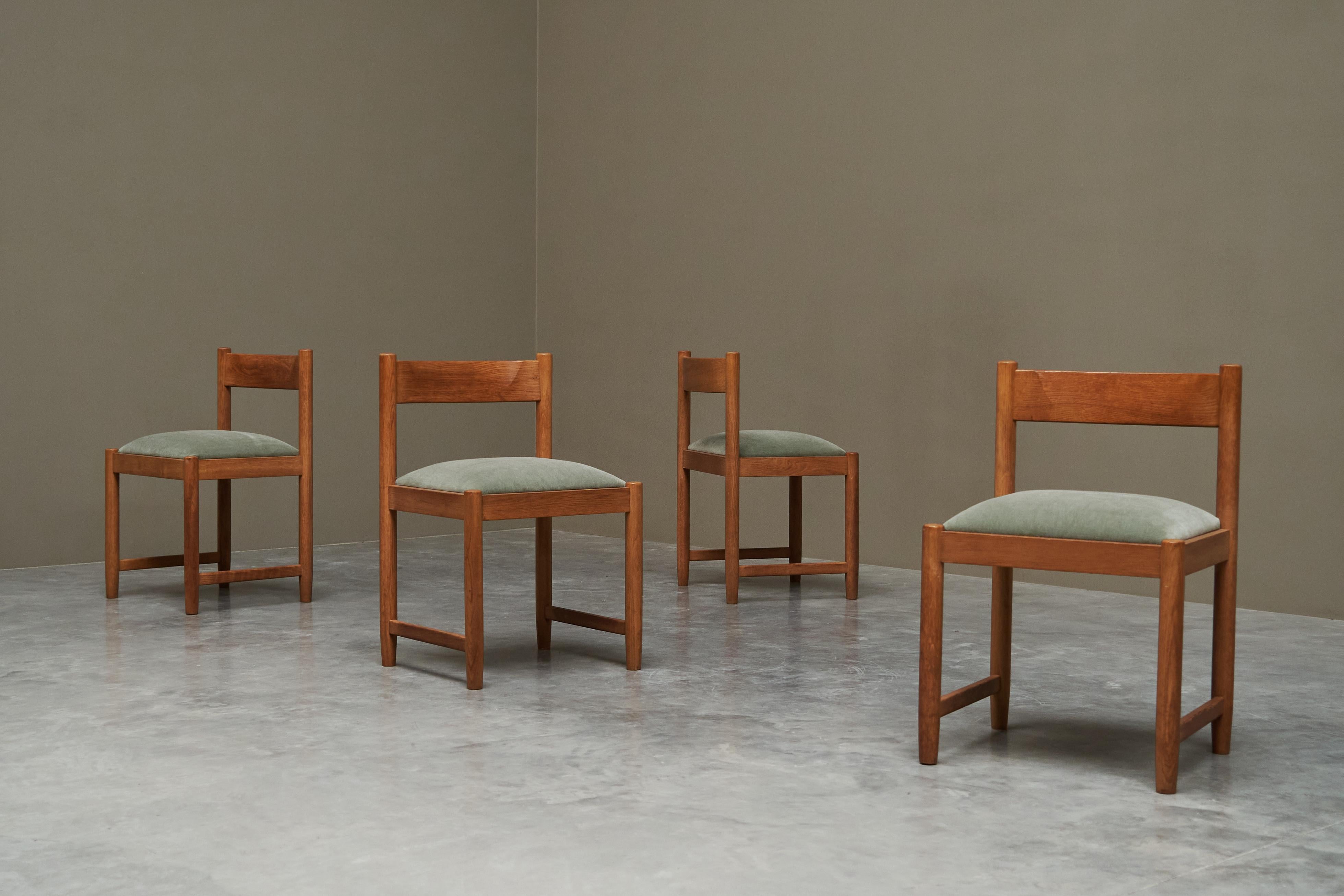 Set di 4 sedie da pranzo in Oak massiccio e velluto, Belgio, anni '60.

Si tratta di un meraviglioso set minimalista di 4 sedie da pranzo in rovere massiccio e rivestimento in velluto 
