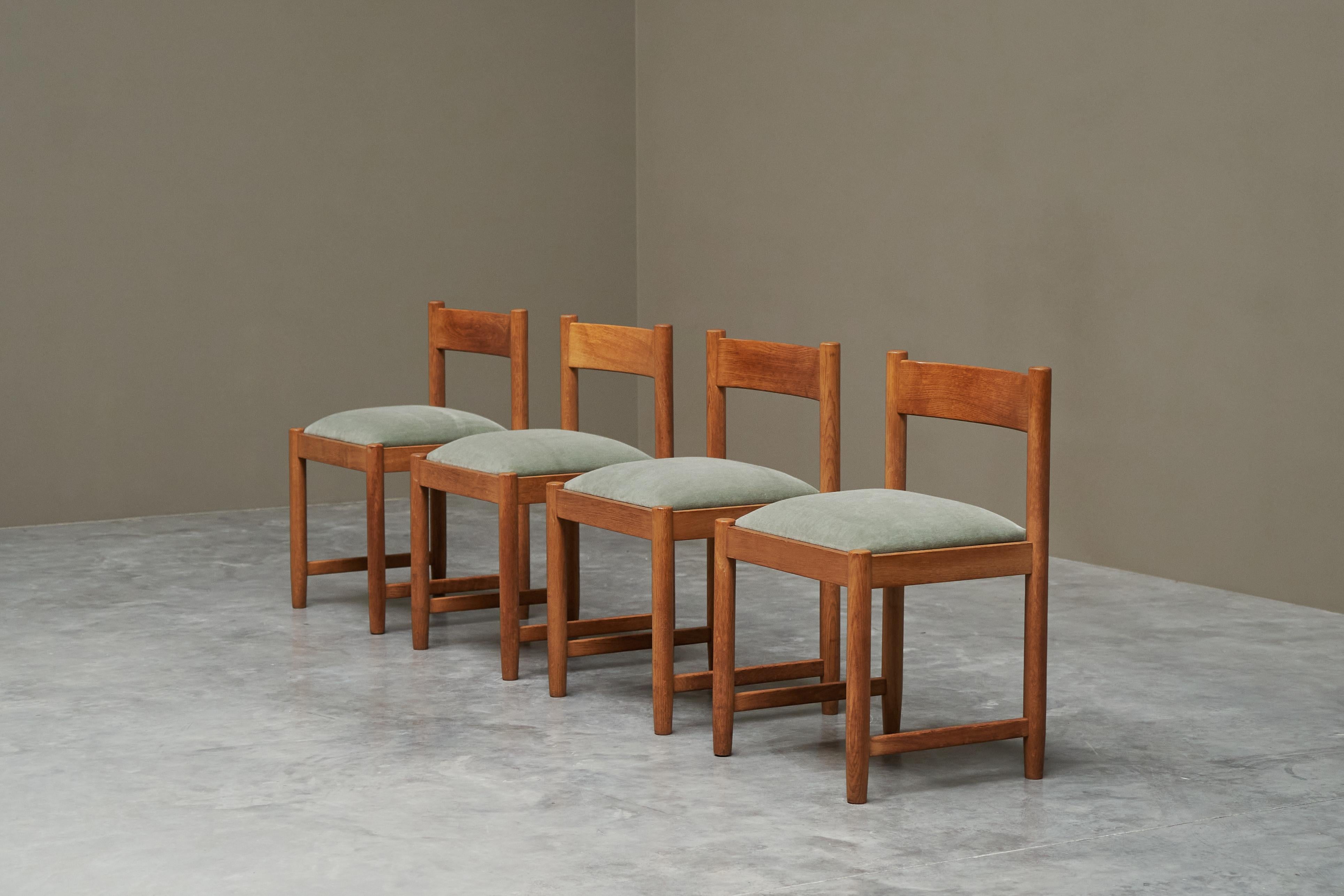 Mid-Century moderno Set of 4 Dining Chairs in Solid Oak and Velvet Belgium 1960s in vendita