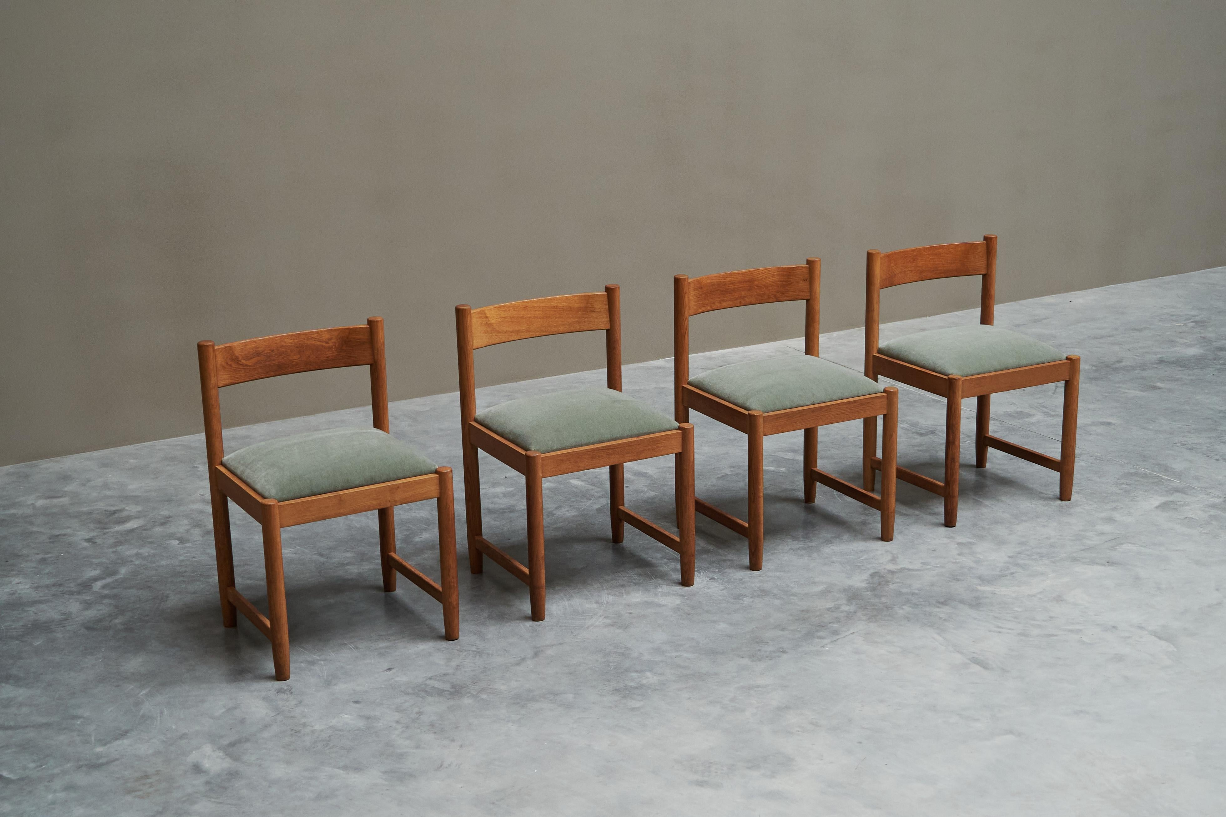 Europeo Set of 4 Dining Chairs in Solid Oak and Velvet Belgium 1960s in vendita