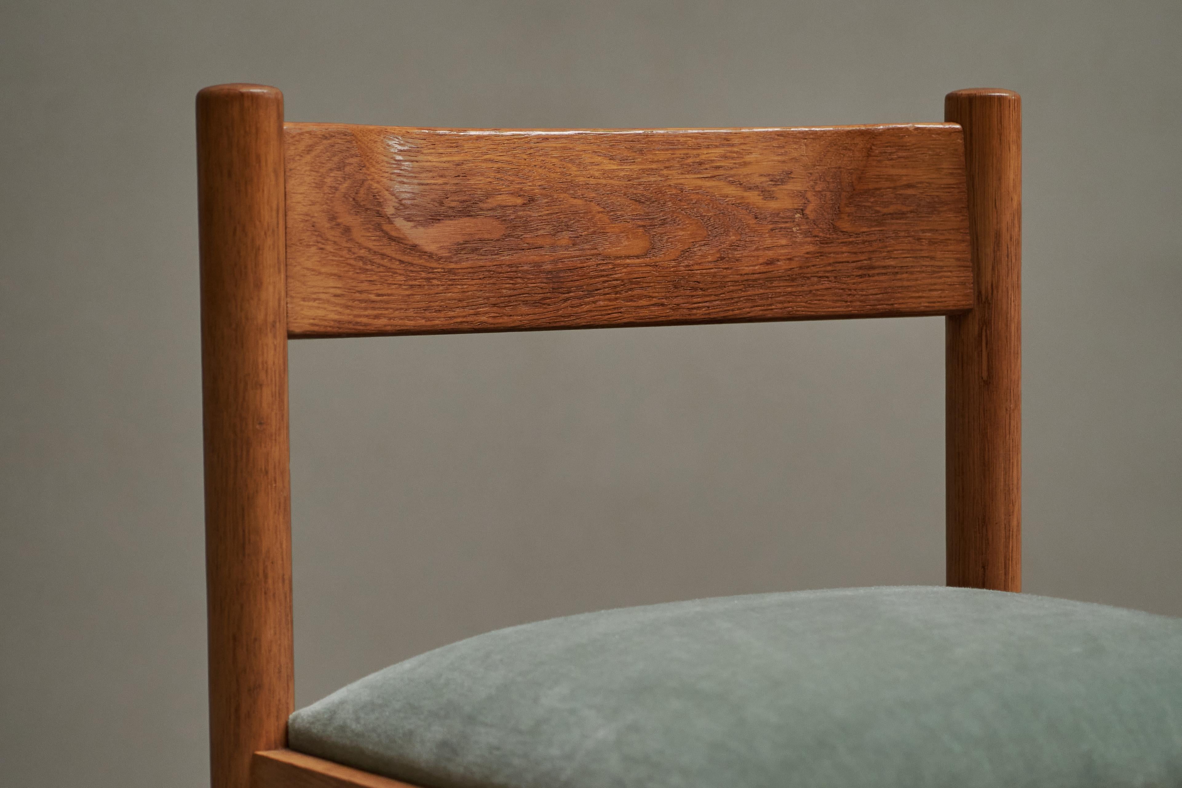 Fatto a mano Set of 4 Dining Chairs in Solid Oak and Velvet Belgium 1960s in vendita