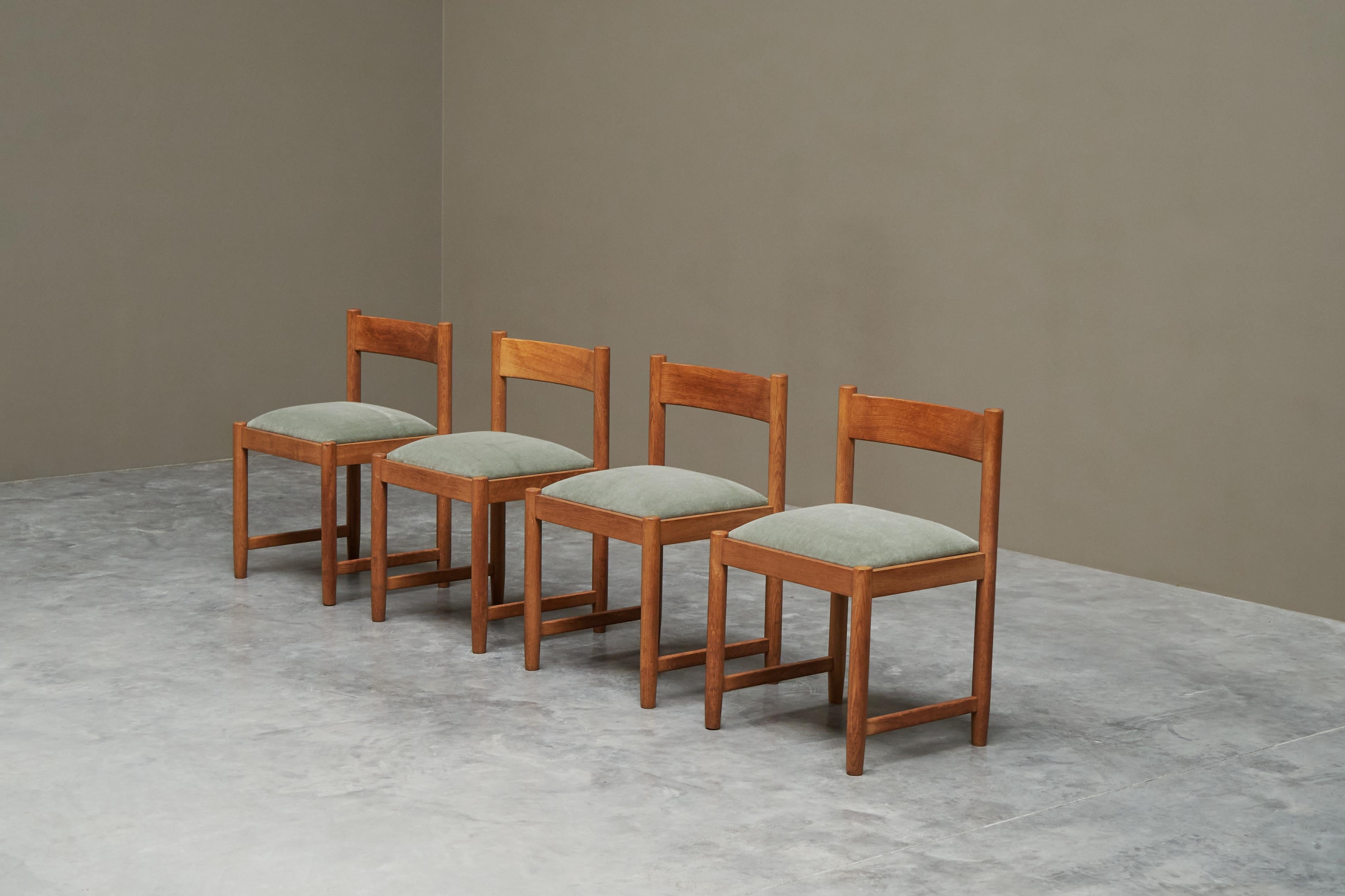 Set of 4 Dining Chairs in Solid Oak and Velvet Belgium 1960s In condizioni buone in vendita a Meer, VAN
