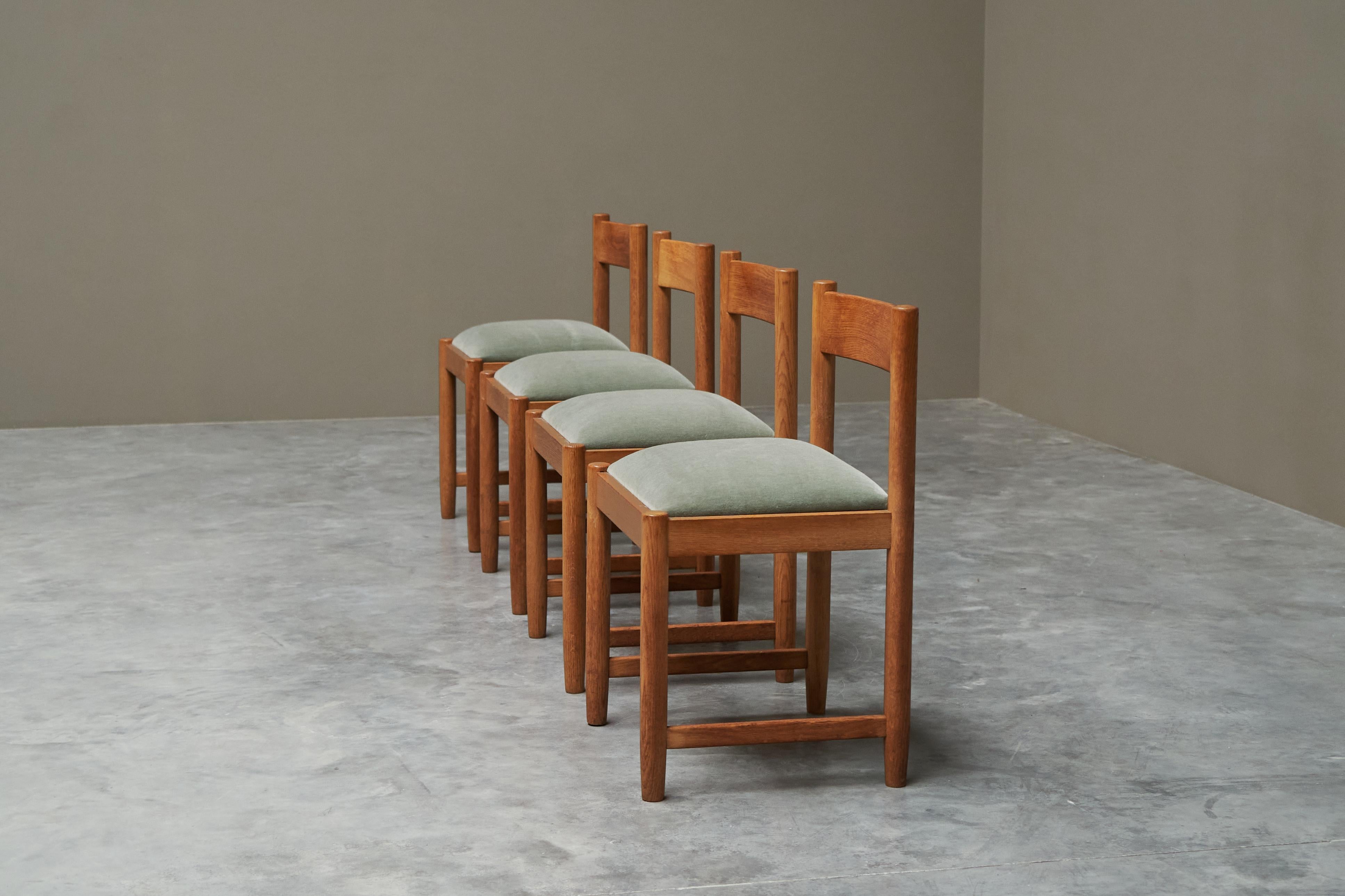 XX secolo Set of 4 Dining Chairs in Solid Oak and Velvet Belgium 1960s in vendita