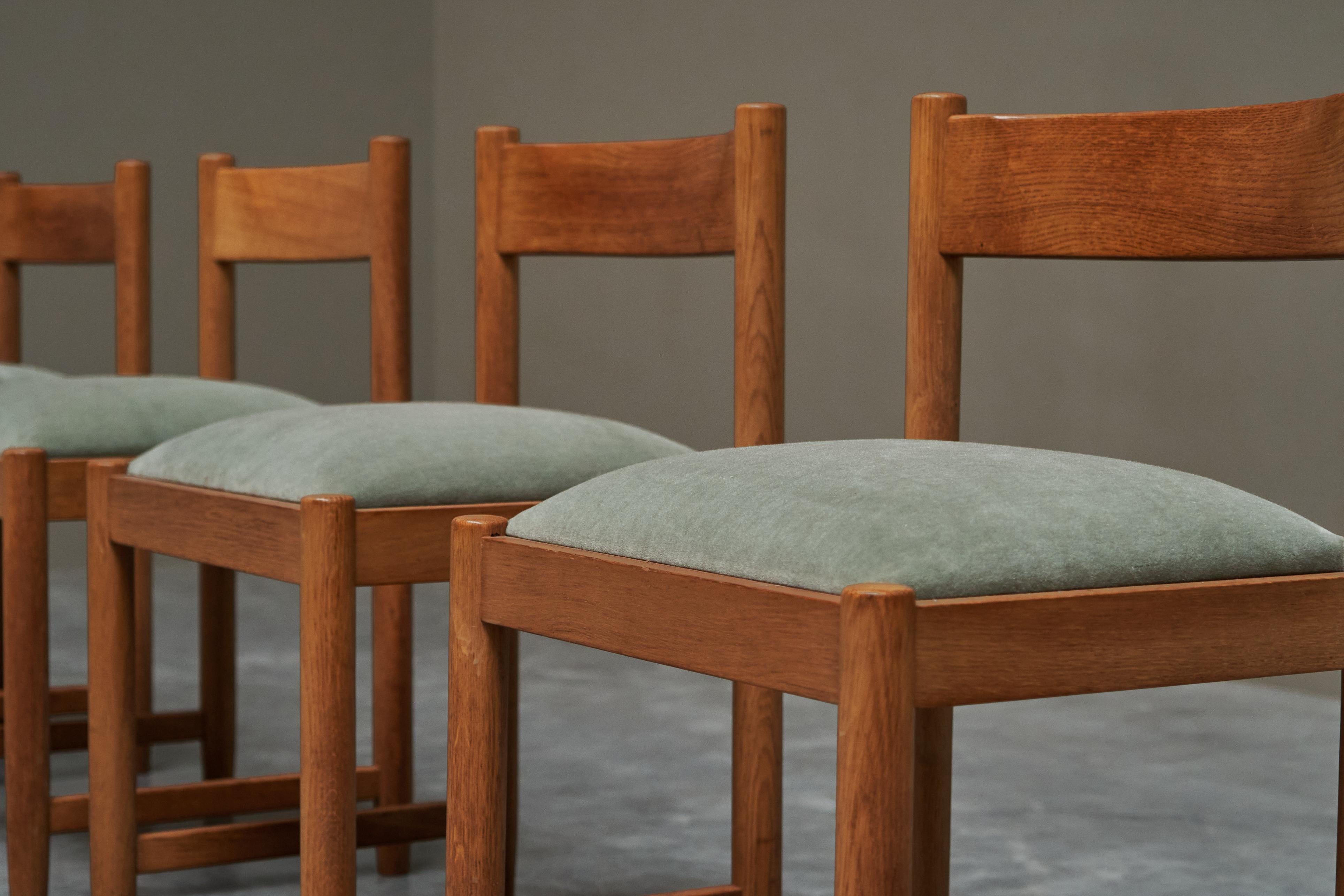Velluto Set of 4 Dining Chairs in Solid Oak and Velvet Belgium 1960s in vendita