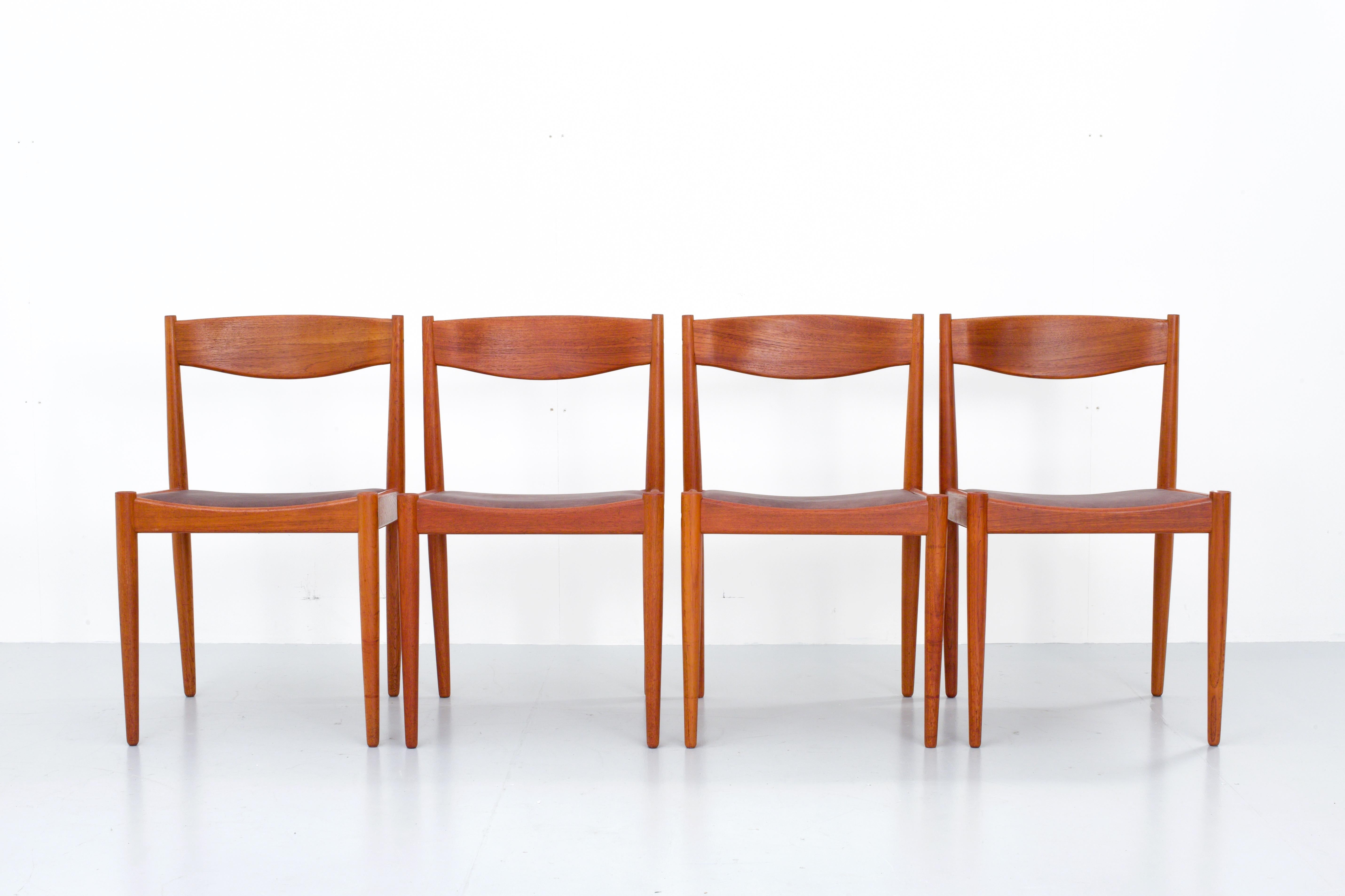 Set of 4 unpretentious and well-known chairs by H.W. Klein for Bramin Møbler. The legs are tapered towards the top and have a small dimple on the shoulder and the knee as detail. The chairs are not very heavy but are quite sturdy because of its