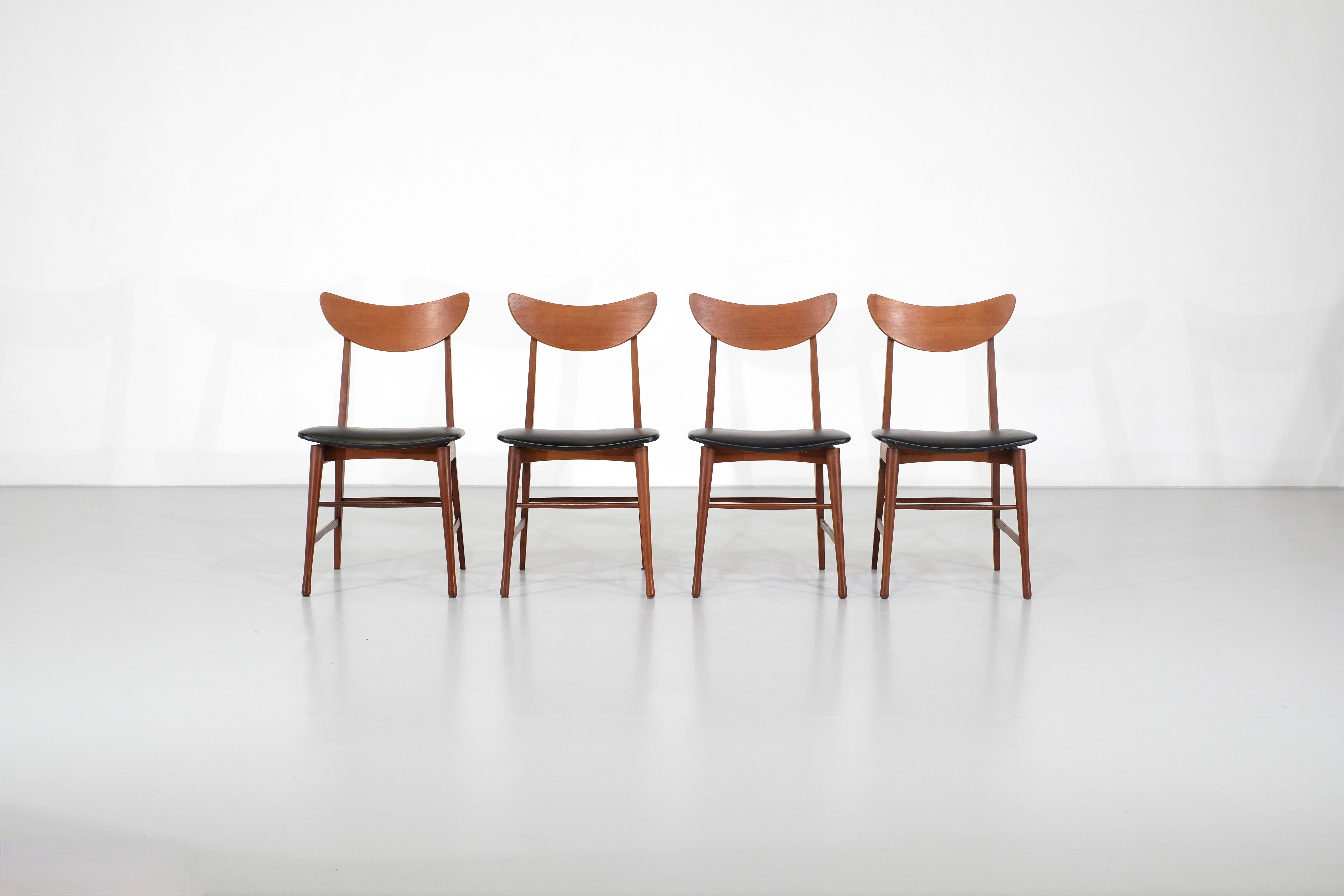 Magnifique ensemble de quatre chaises scandinaves datant des années 1960.

Ces chaises ont des châssis en teck et des sièges recouverts de vinyle en très bon état.

Chaque chaise présente de magnifiques détails en laiton sur le dossier, comme on