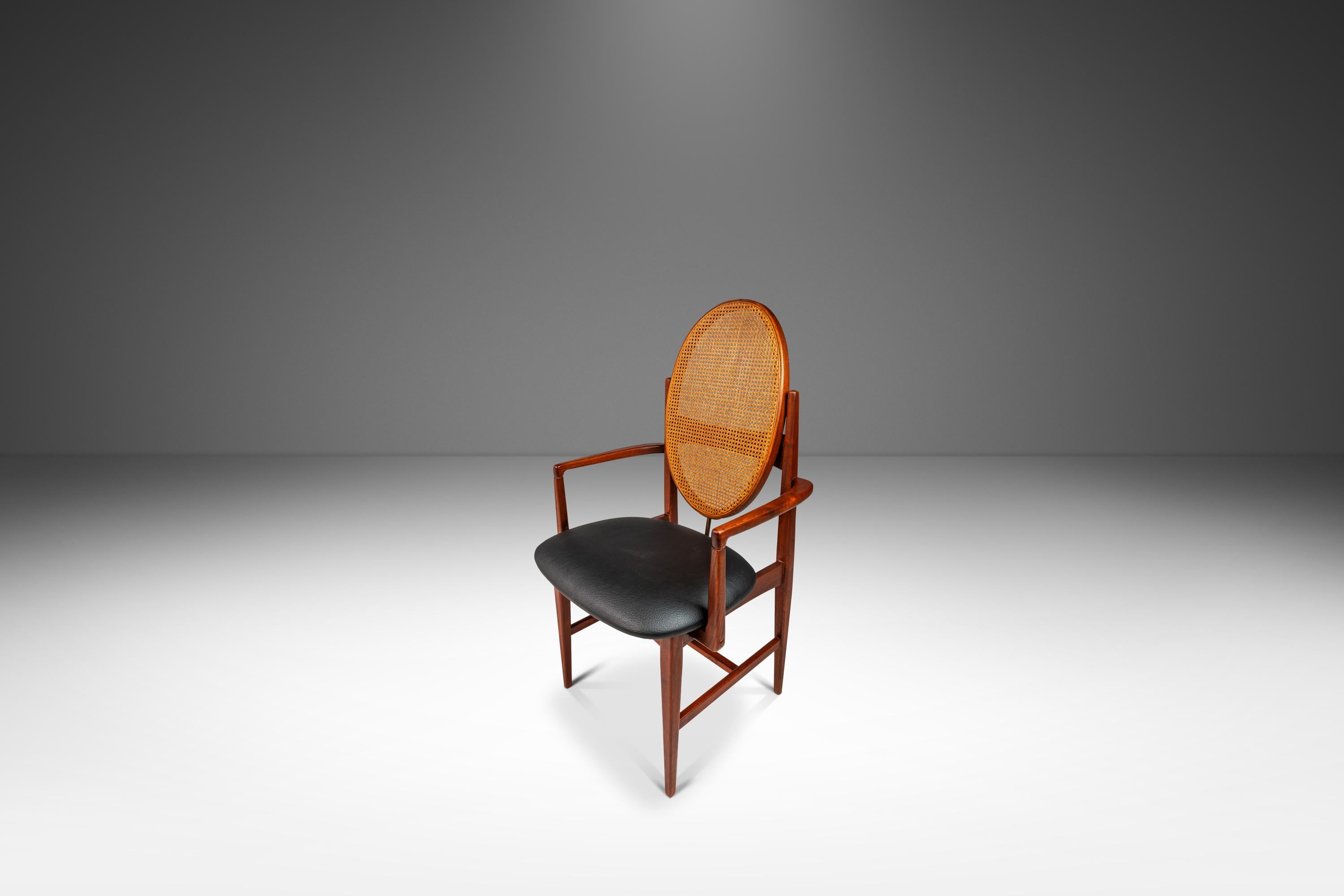 Ti presentiamo un rarissimo set di sedie da pranzo con schienale a canna disegnate dall'influente Milo Baughman per Directional nei primi anni '60. Realizzato con una struttura in massello di noce nero americano con splendide venature variegate,