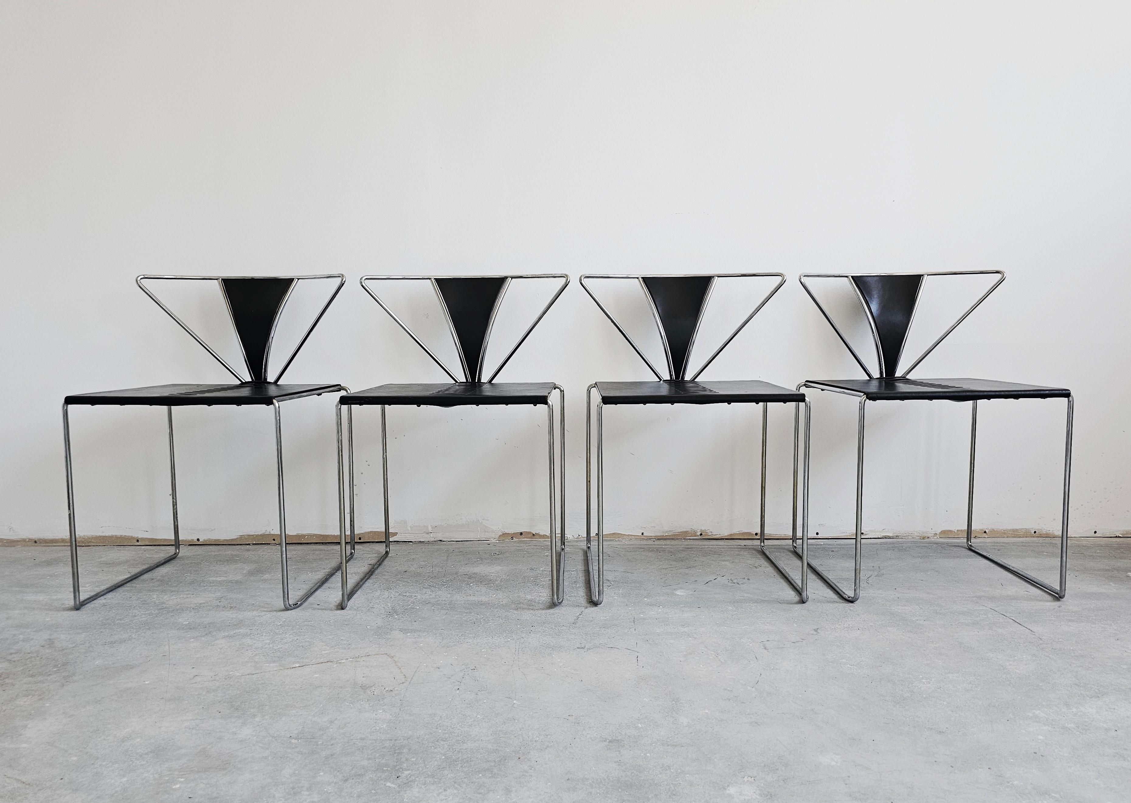 Dans cette annonce, vous trouverez un ensemble de 4 chaises de salle à manger postmodernes, modèle 