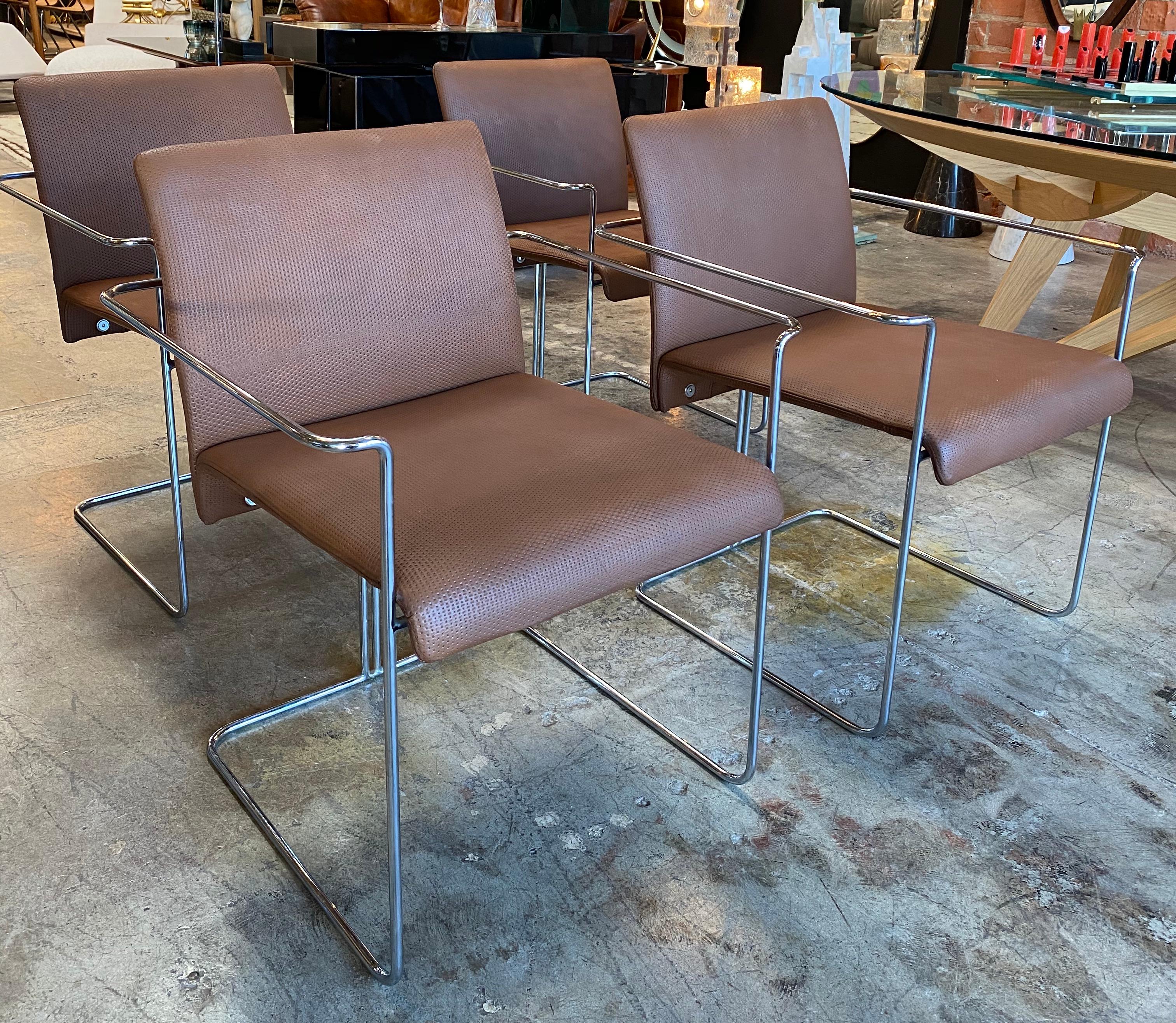 Superbe ensemble de 4 chaises de salle à manger F.lli Saporiti des années 1970. Base en chrome et acier avec siège en cuir.