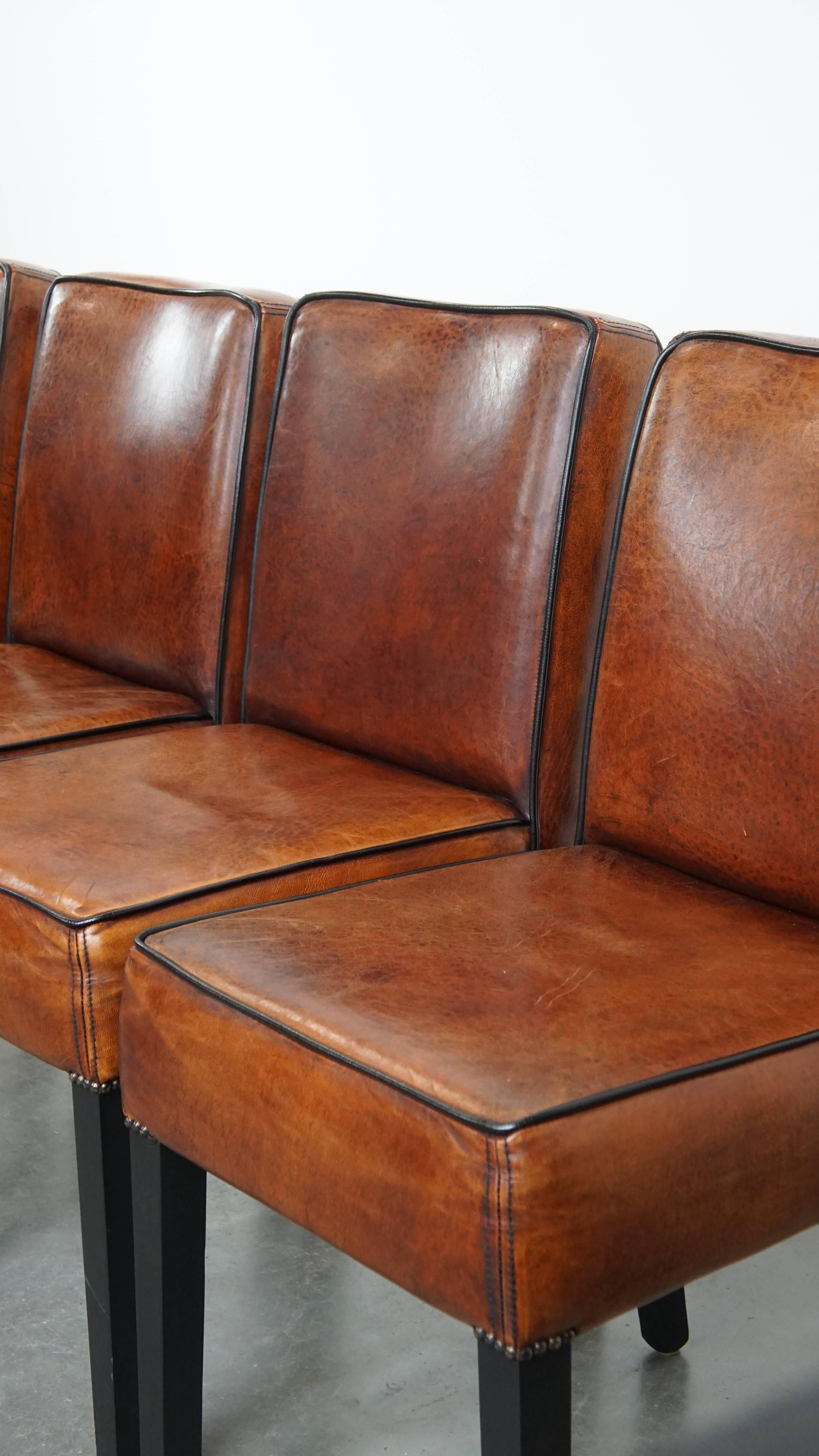 Set di 4 sedie da pranzo in pelle di pecora rifinite con profili neri in vendita 4