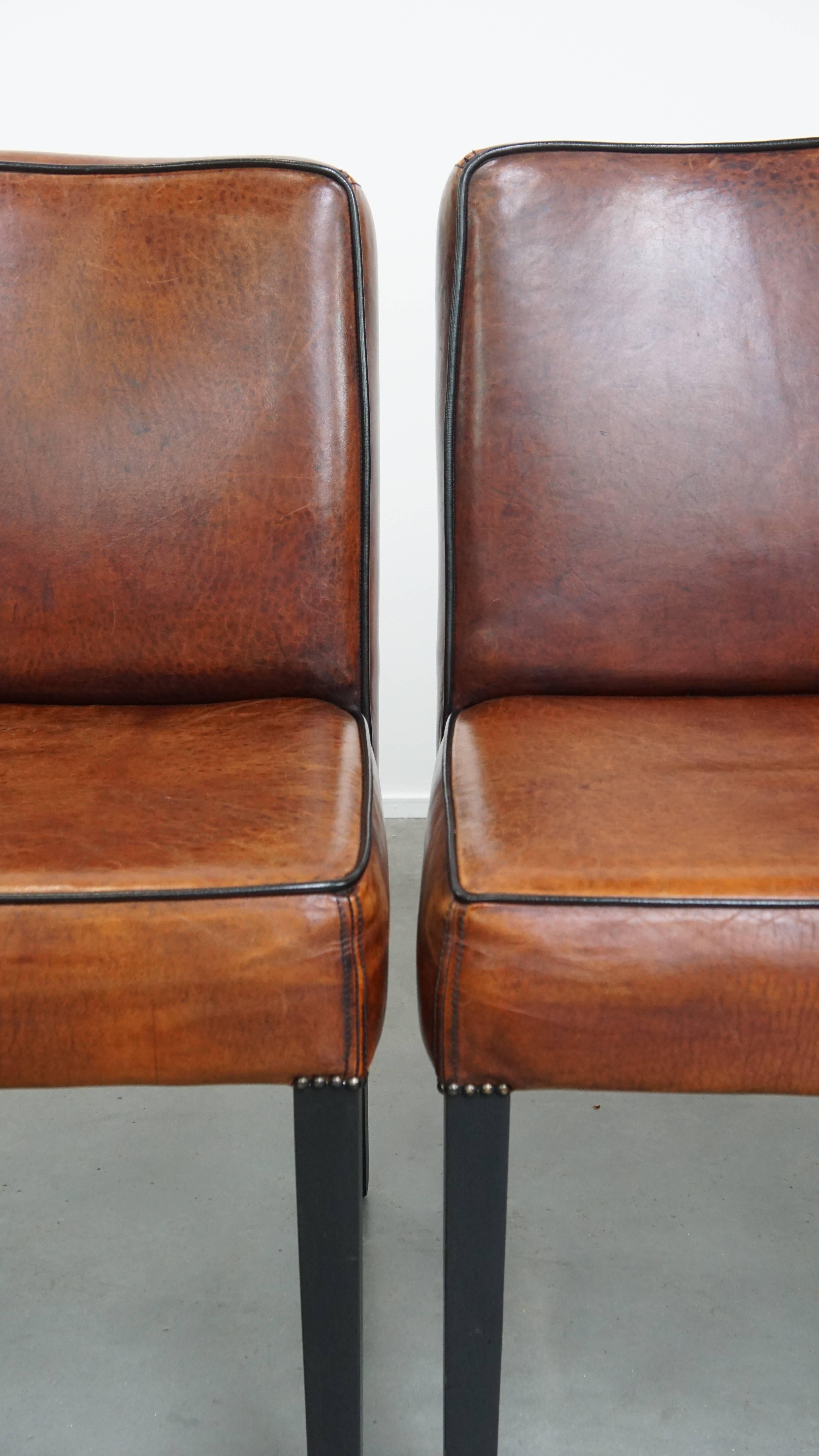 Set di 4 sedie da pranzo in pelle di pecora rifinite con profili neri in vendita 5