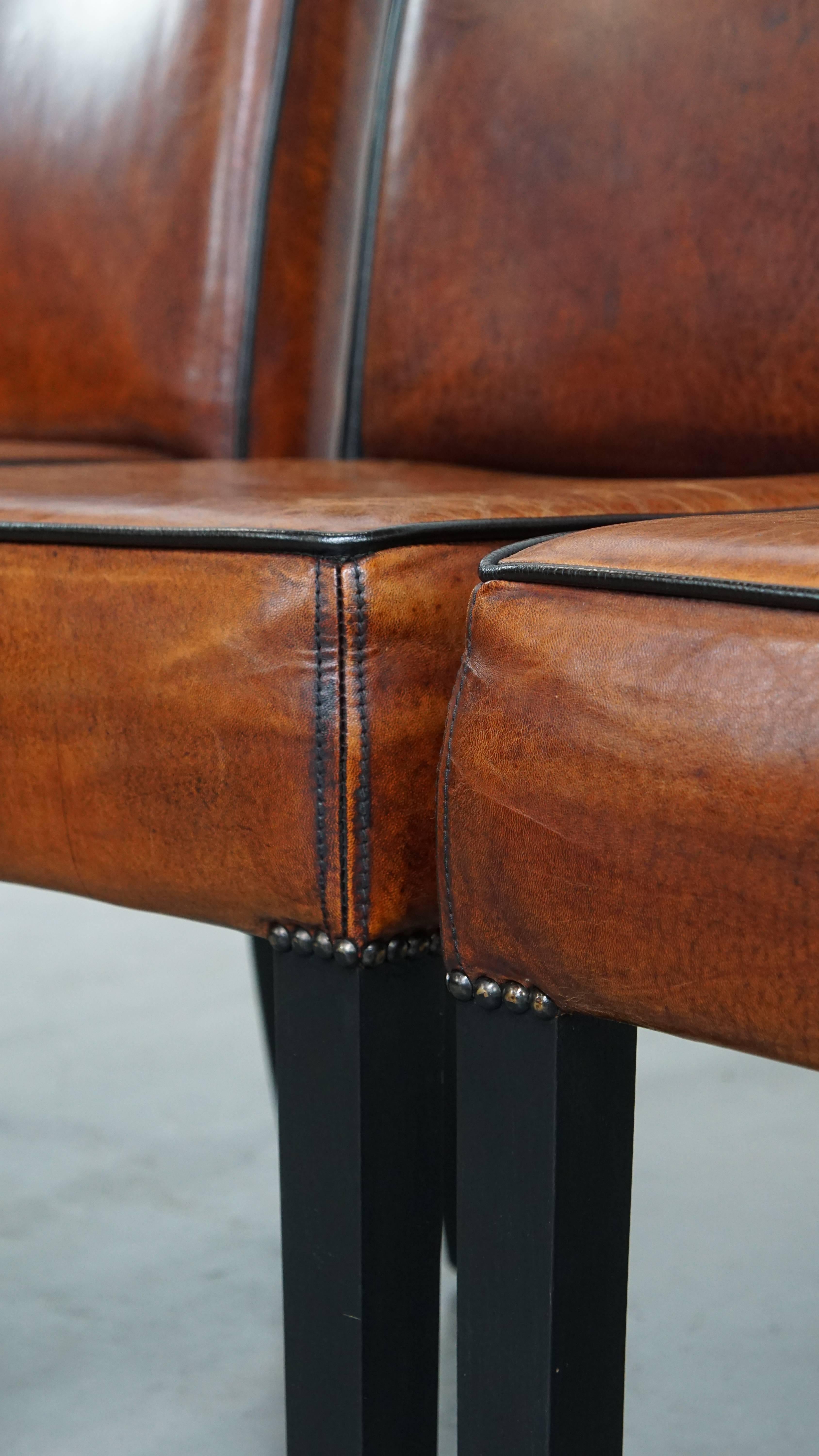 Set di 4 sedie da pranzo in pelle di pecora rifinite con profili neri in vendita 6