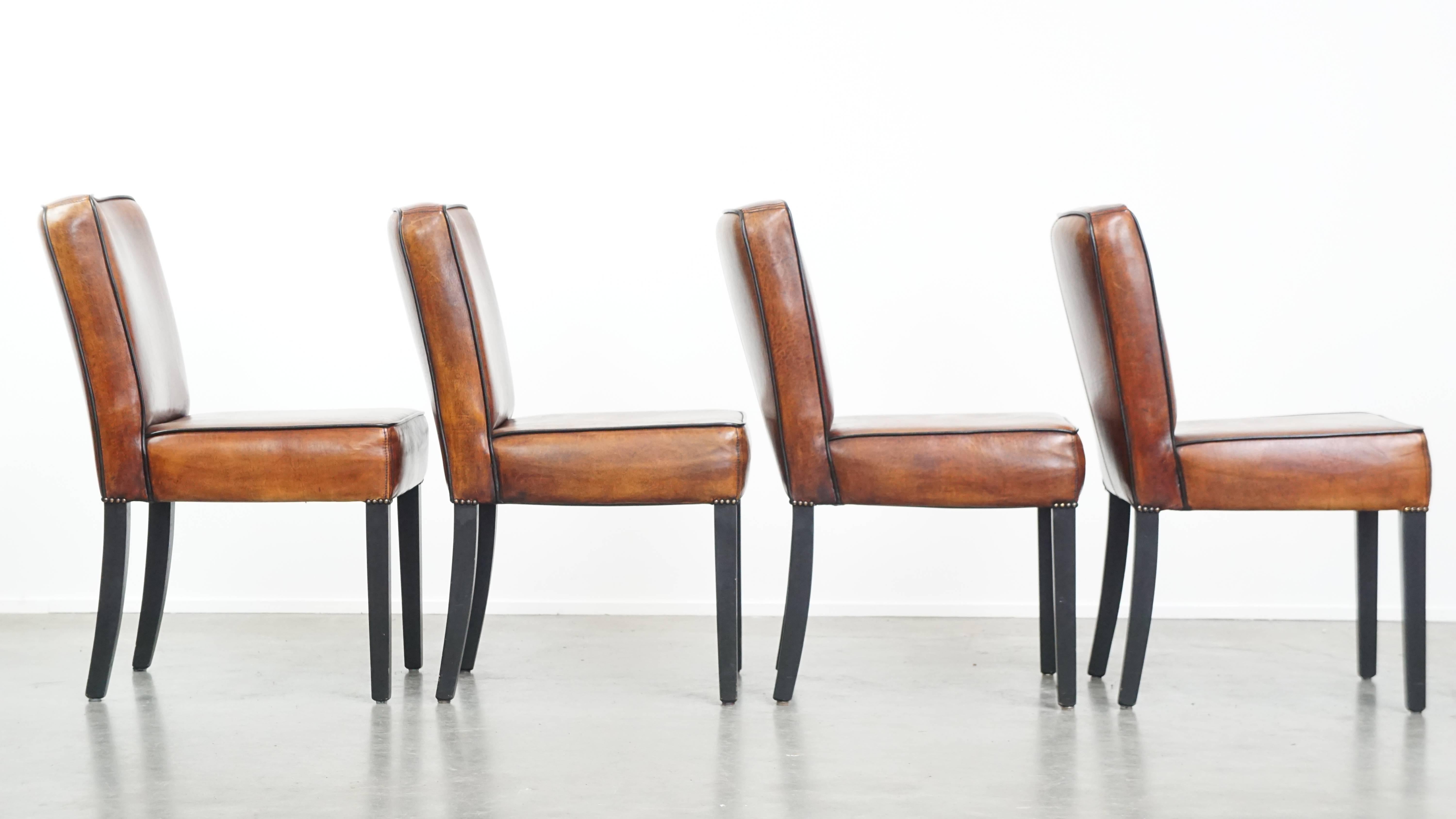 Fatto a mano Set di 4 sedie da pranzo in pelle di pecora rifinite con profili neri in vendita