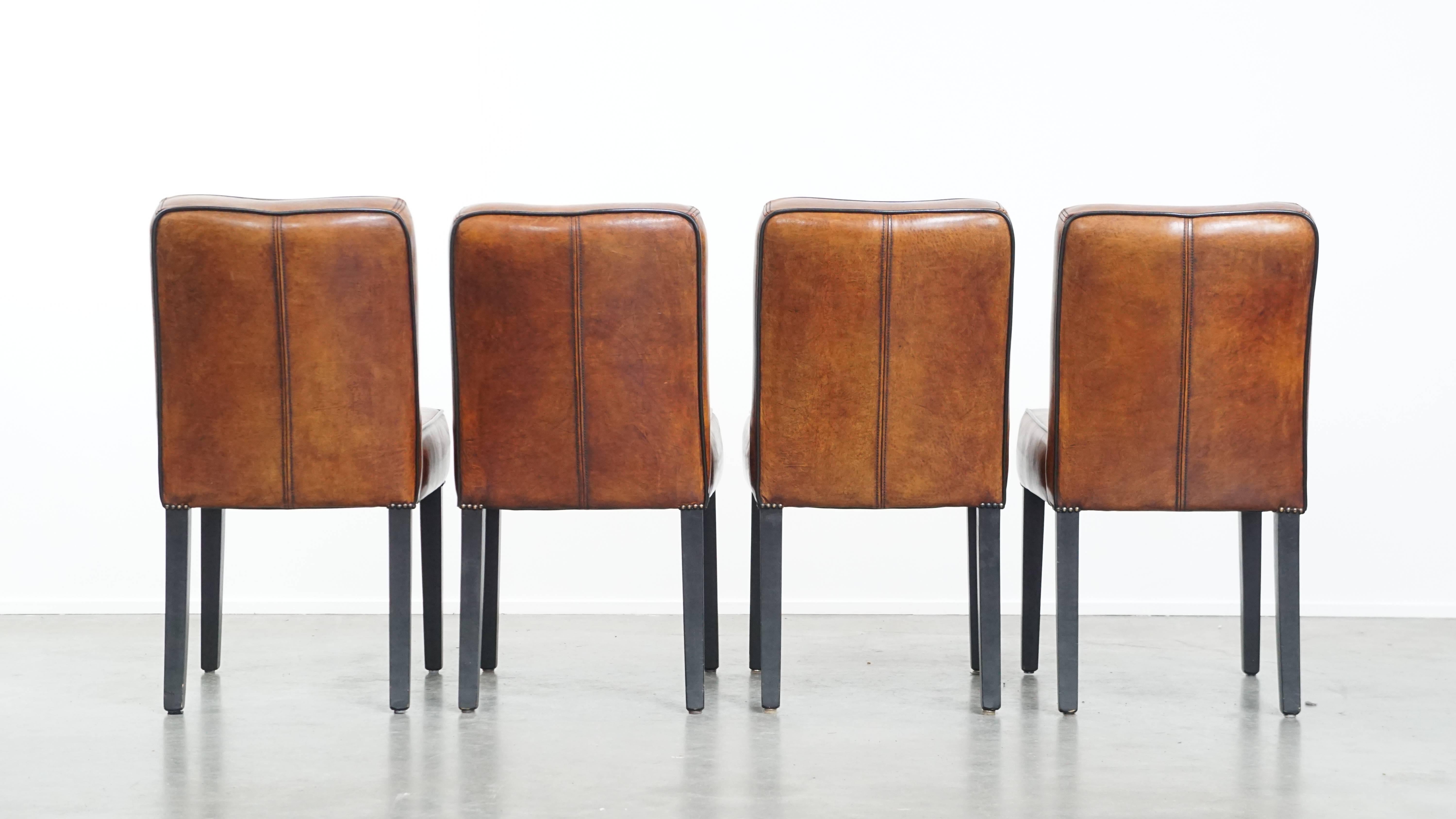 Set di 4 sedie da pranzo in pelle di pecora rifinite con profili neri In condizioni buone in vendita a Harderwijk, NL
