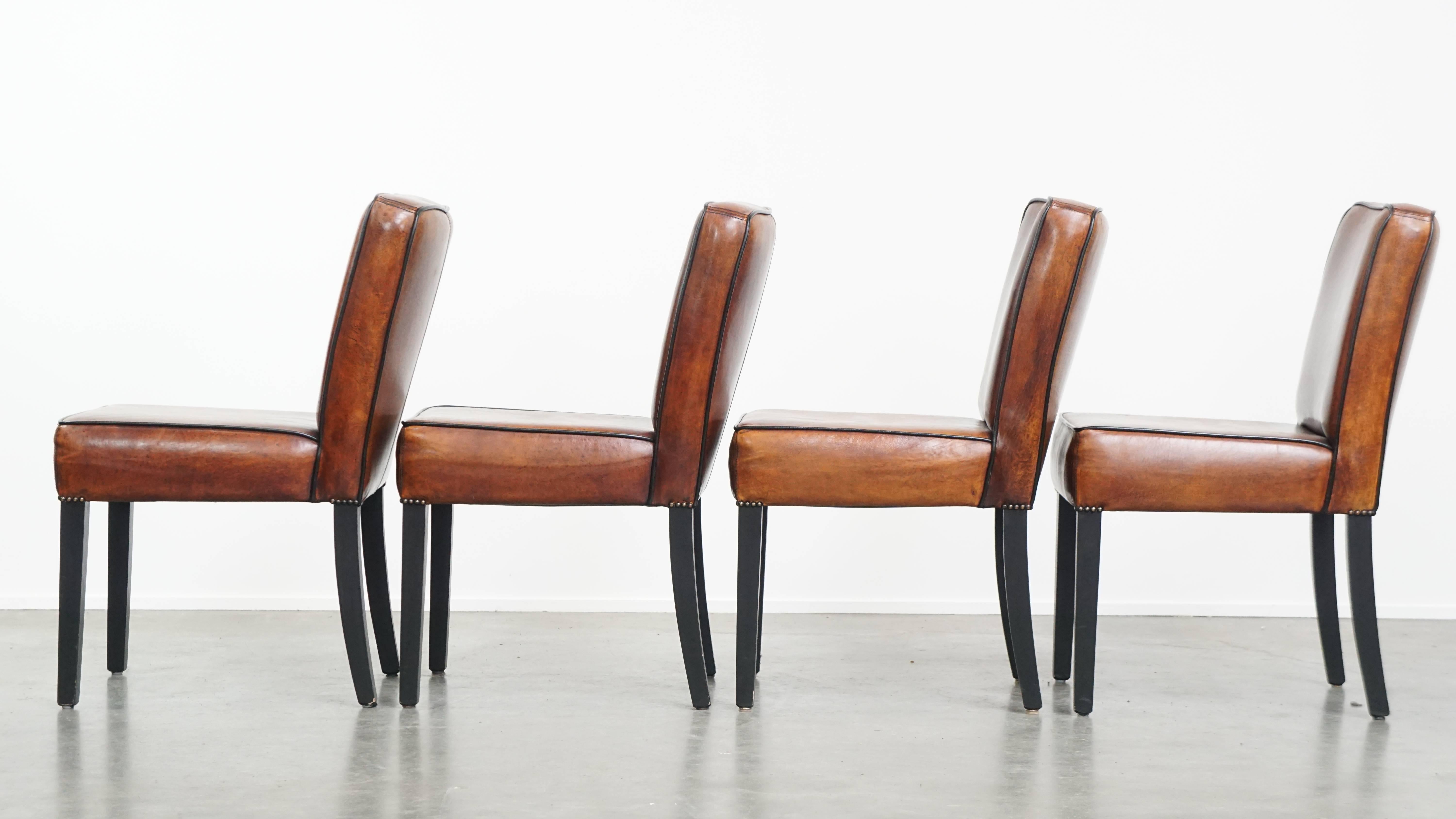 XXI secolo e contemporaneo Set di 4 sedie da pranzo in pelle di pecora rifinite con profili neri in vendita