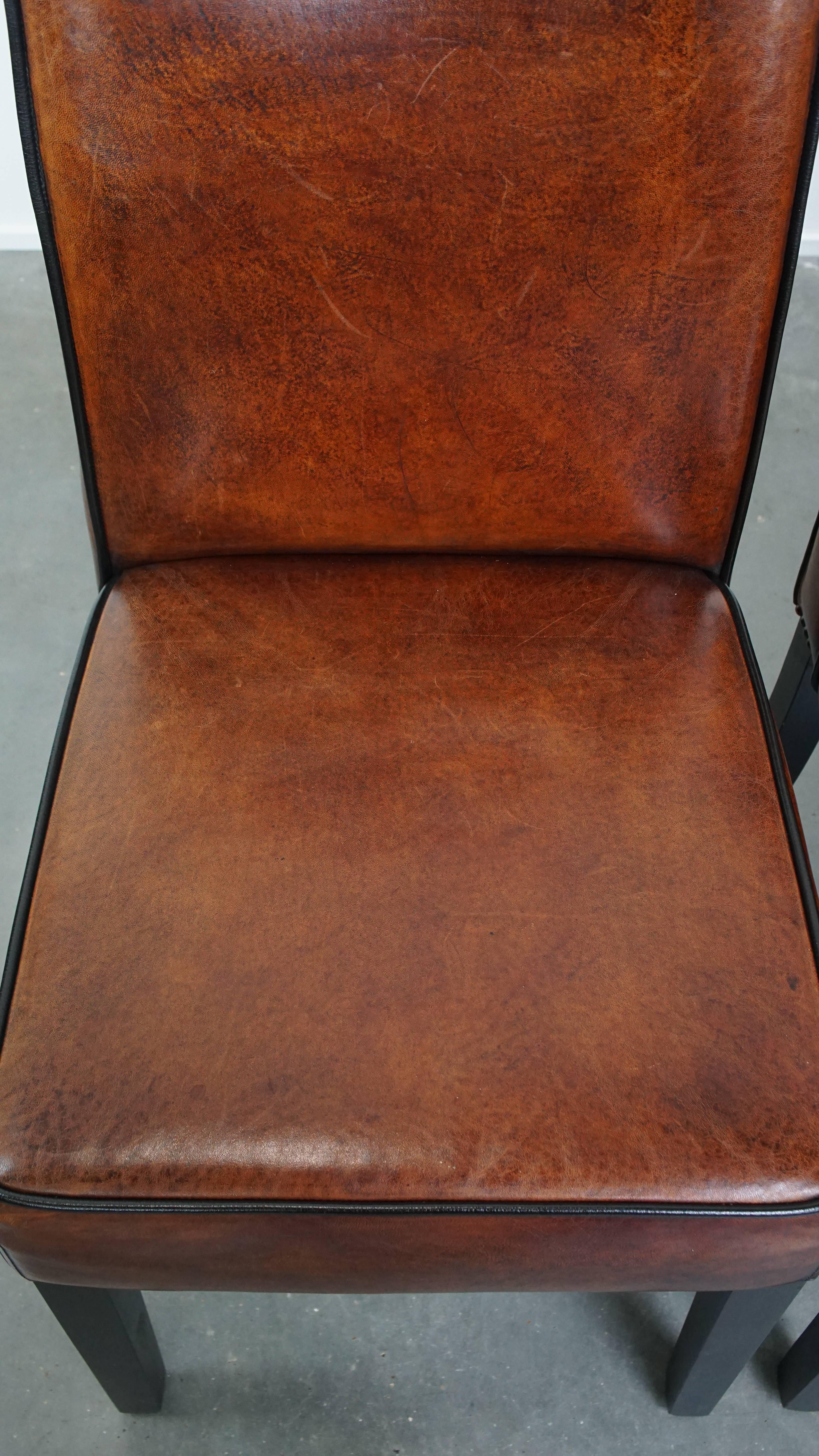 Pelle Set di 4 sedie da pranzo in pelle di pecora rifinite con profili neri in vendita