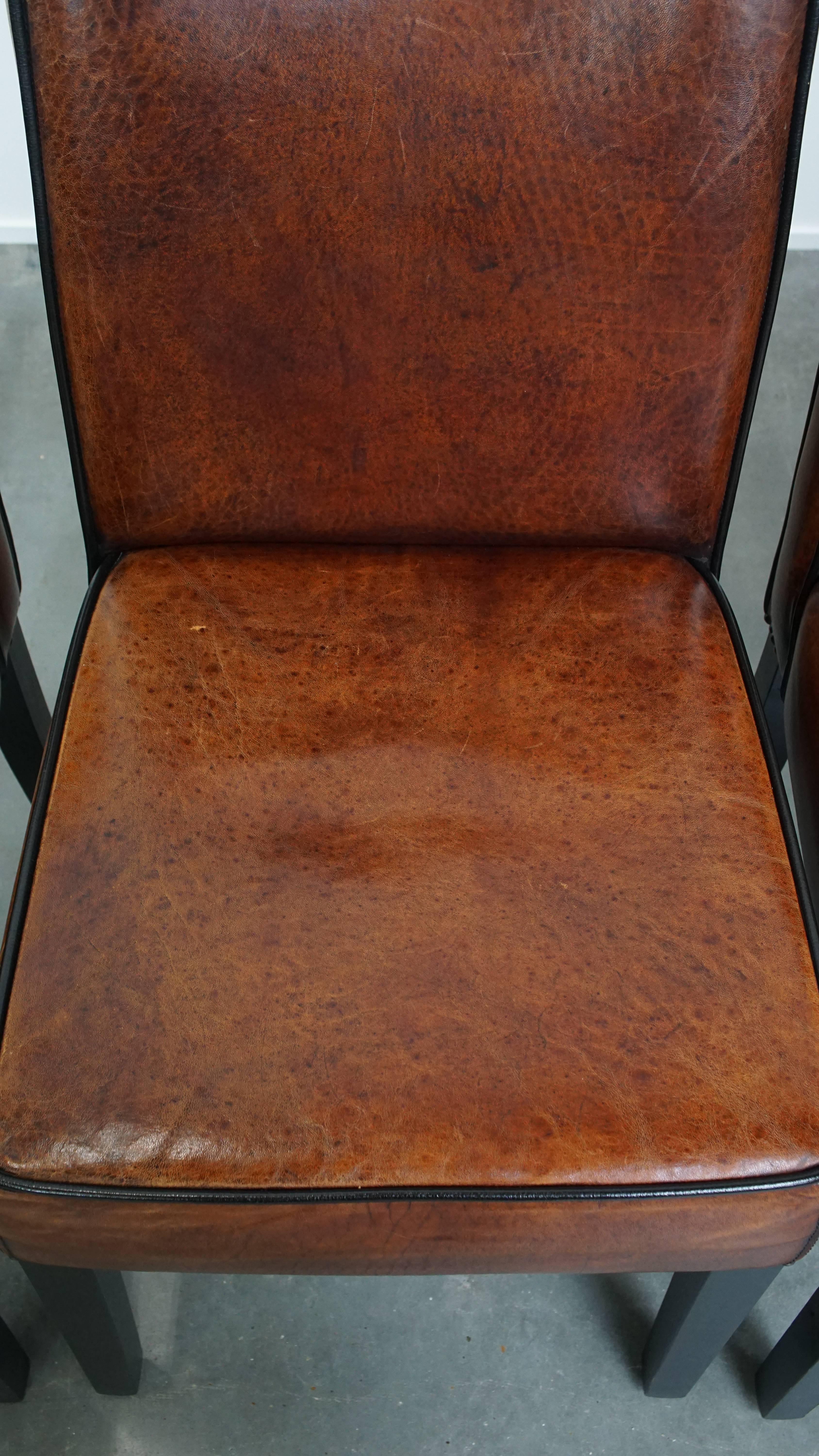 Set di 4 sedie da pranzo in pelle di pecora rifinite con profili neri in vendita 1