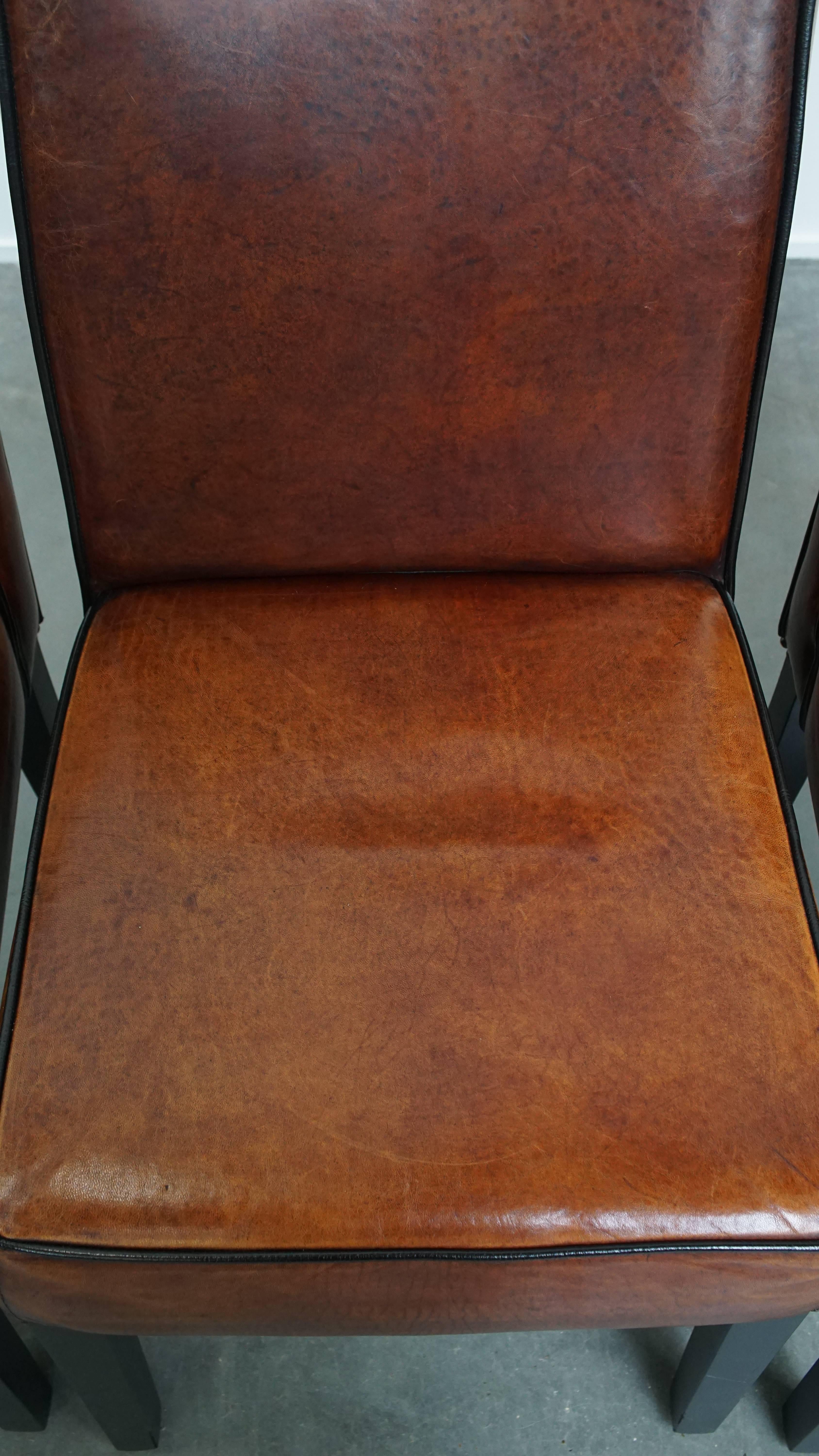 Set di 4 sedie da pranzo in pelle di pecora rifinite con profili neri in vendita 2