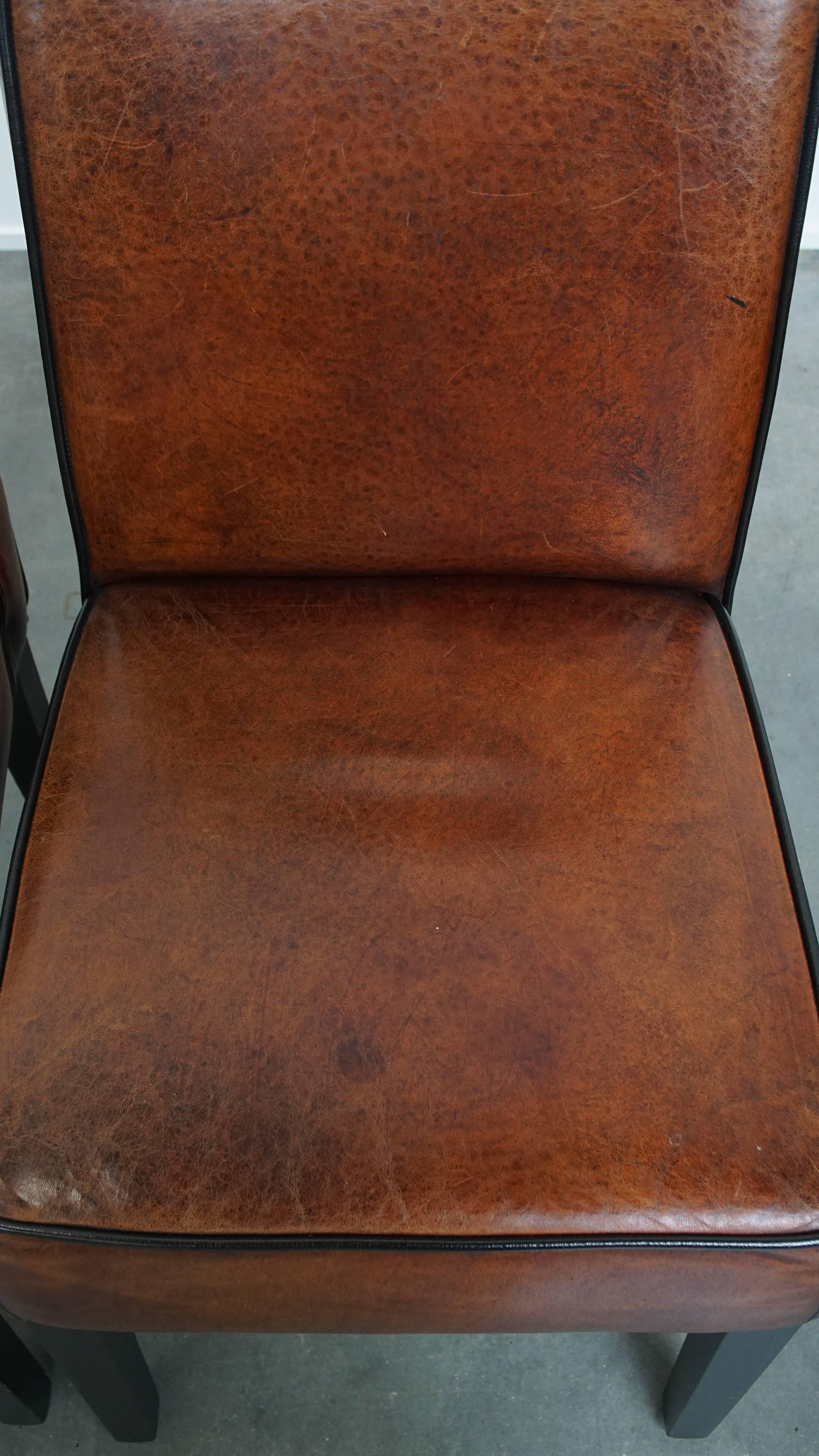 Set di 4 sedie da pranzo in pelle di pecora rifinite con profili neri in vendita 3