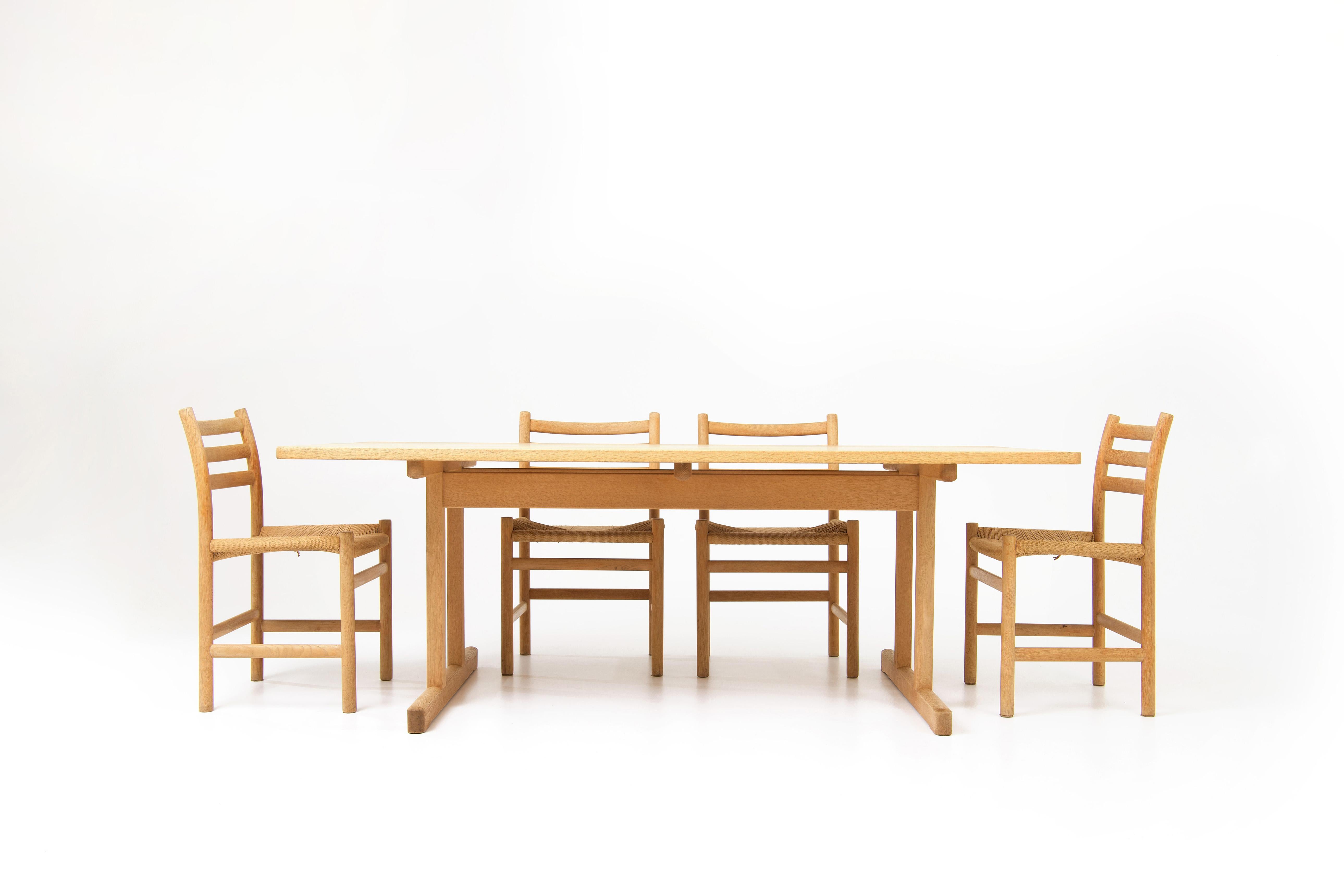 Satz von 4 Esszimmerstühlen - Model No. 350 - Poul Volther im Angebot 2