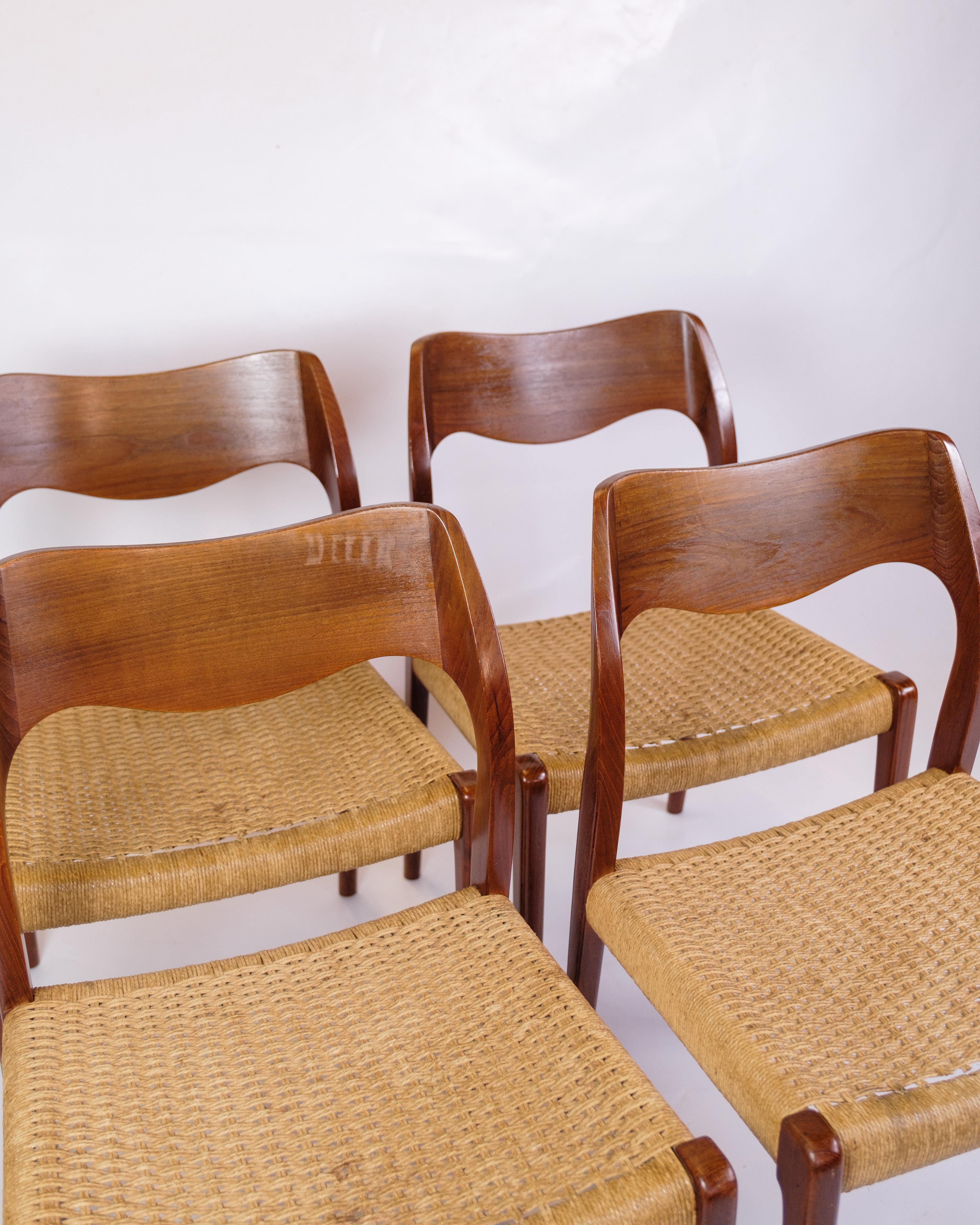 Questo set di quattro sedie per sala da pranzo, modello 71, disegnato da Niels Otto Møller negli anni '60, è un eccellente esempio di design danese della metà del secolo scorso. Le sedie combinano la bellezza naturale del legno di teak con il vimini