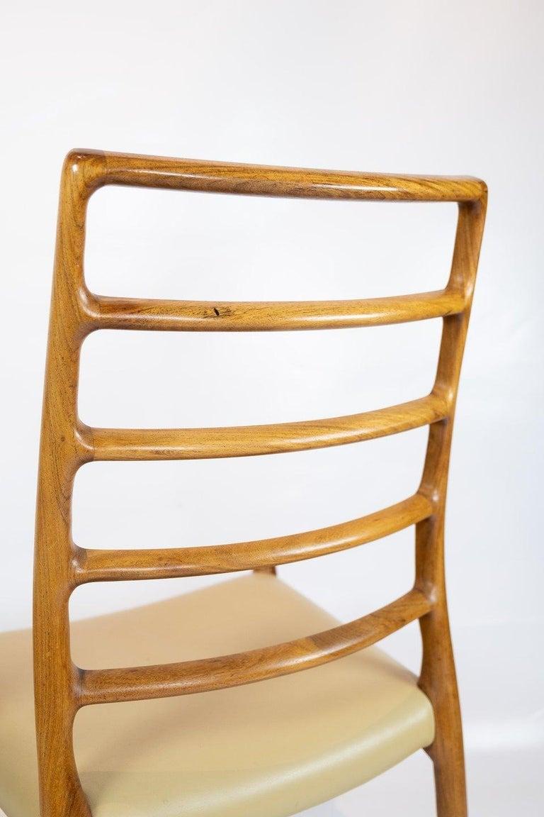 Das Set besteht aus vier Esszimmerstühlen, Modell 82, entworfen von dem renommierten Möbeldesigner N.O. Møller in den 1960er Jahren. Diese eleganten Stühle sind aus Palisanderholz gefertigt, was ihnen eine warme und zeitlose Ästhetik verleiht, die