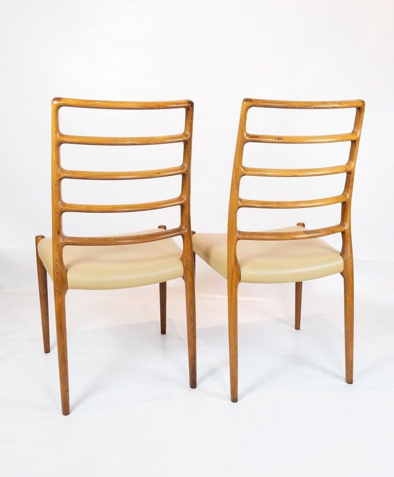 Mid-Century Modern Ensemble de 4 chaises de salle à manger, modèle 82, conçu par N.O. Møller dans les années 1960 en vente