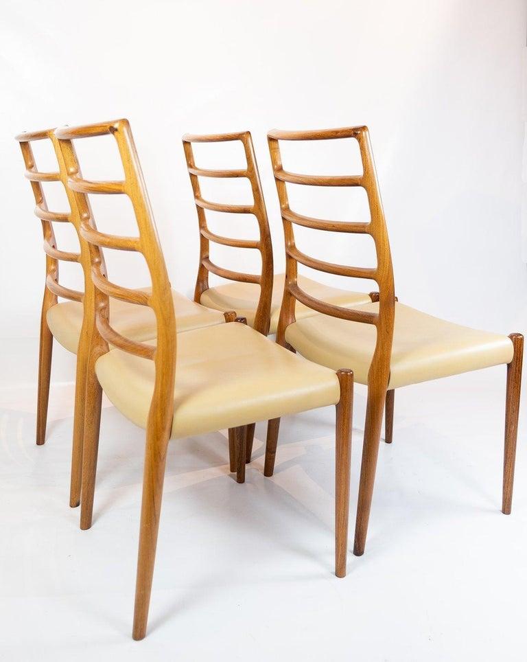 Milieu du XXe siècle Ensemble de 4 chaises de salle à manger, modèle 82, conçu par N.O. Møller dans les années 1960 en vente