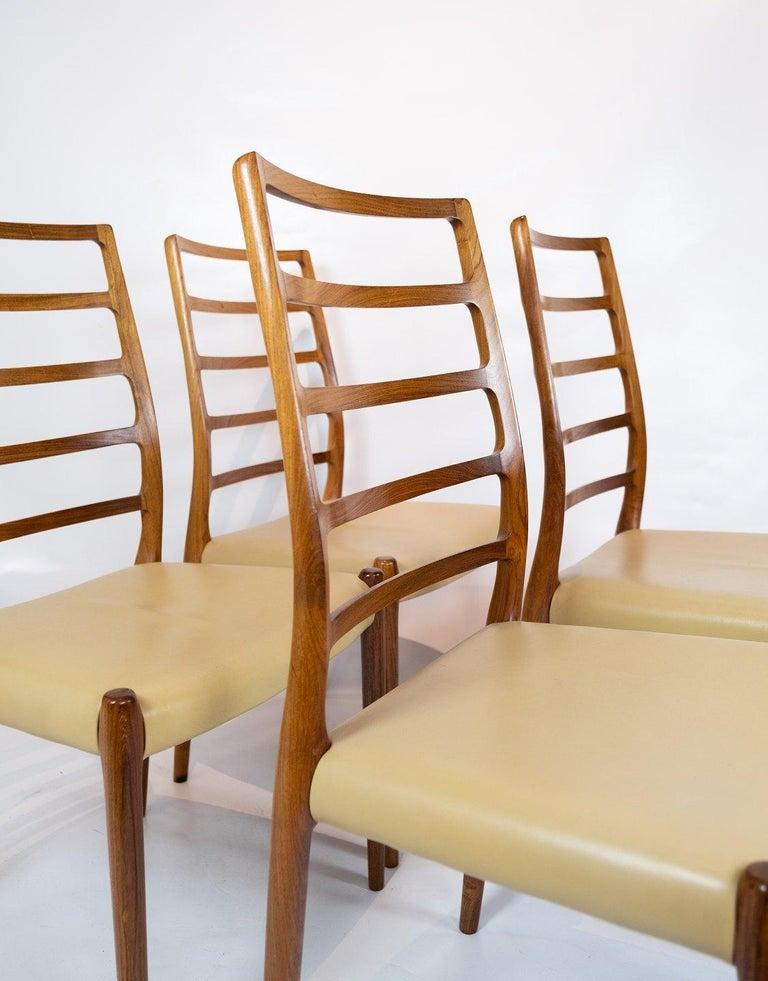 Cuir Ensemble de 4 chaises de salle à manger, modèle 82, conçu par N.O. Møller dans les années 1960 en vente