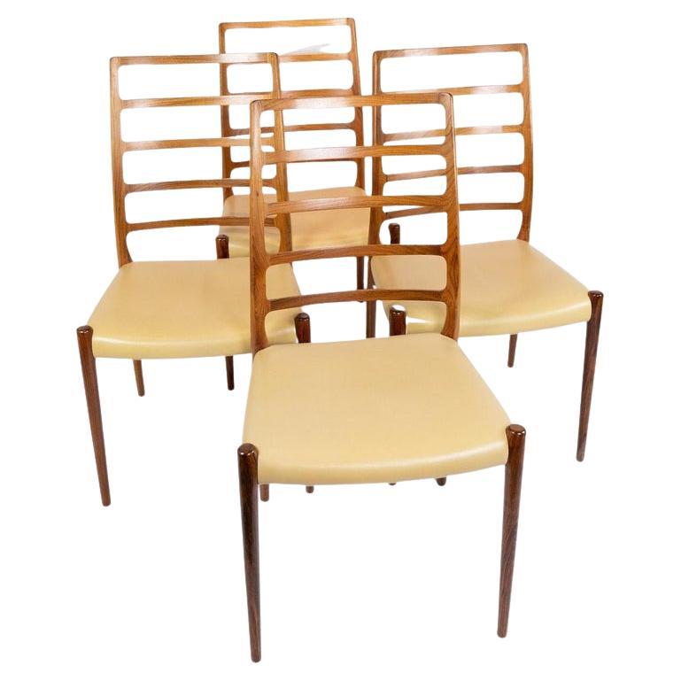 Ensemble de 4 chaises de salle à manger, modèle 82, conçu par N.O. Møller dans les années 1960 en vente