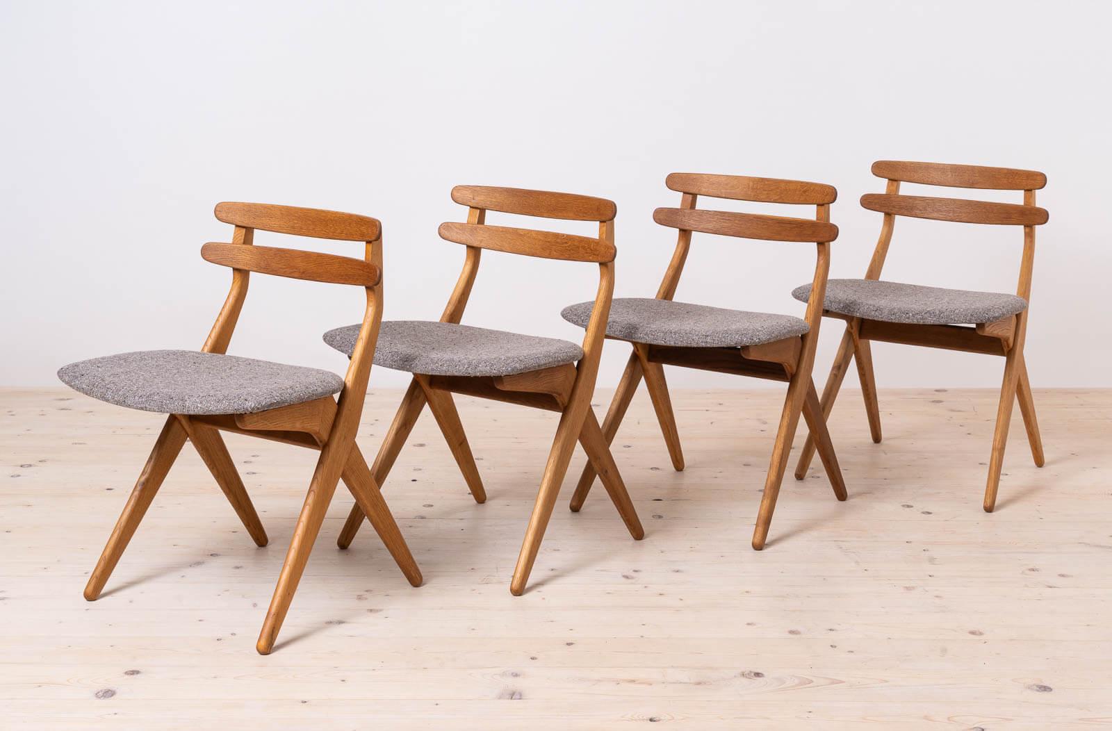 Questo splendido set di 4 sedie da pranzo è stato progettato da Poul Volther, una delle icone del design danese del XX secolo. Conosciuto come modello SAKS, è un ottimo esempio del fantastico talento di Volther come architetto di mobili: bello nella
