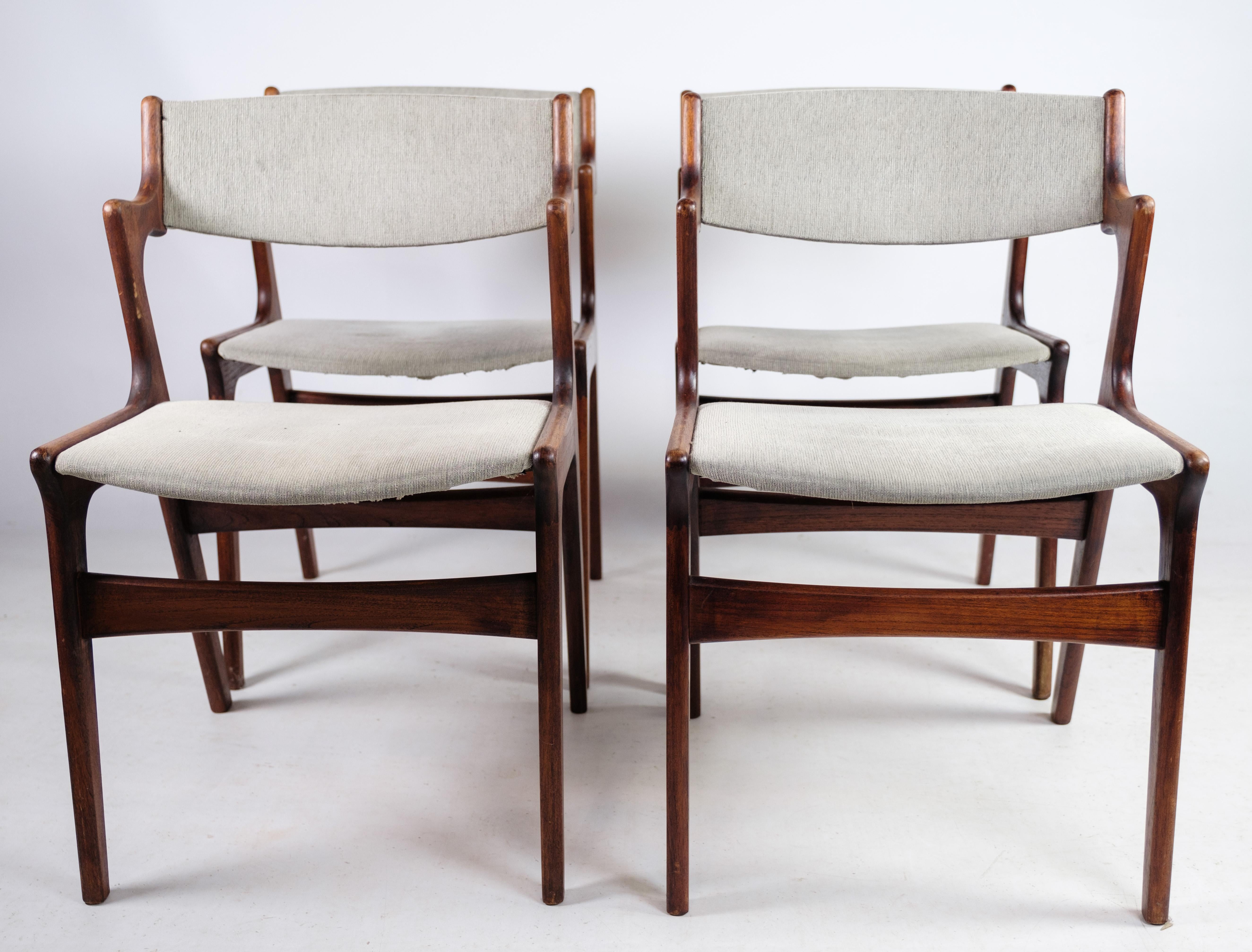 Cet ensemble de quatre fauteuils, fabriqués en bois de teck et conçus par Nova Furniture vers les années 1960, représente une expression intemporelle du design danois du milieu du siècle. Avec leurs lignes épurées, leur riche finition en teck et
