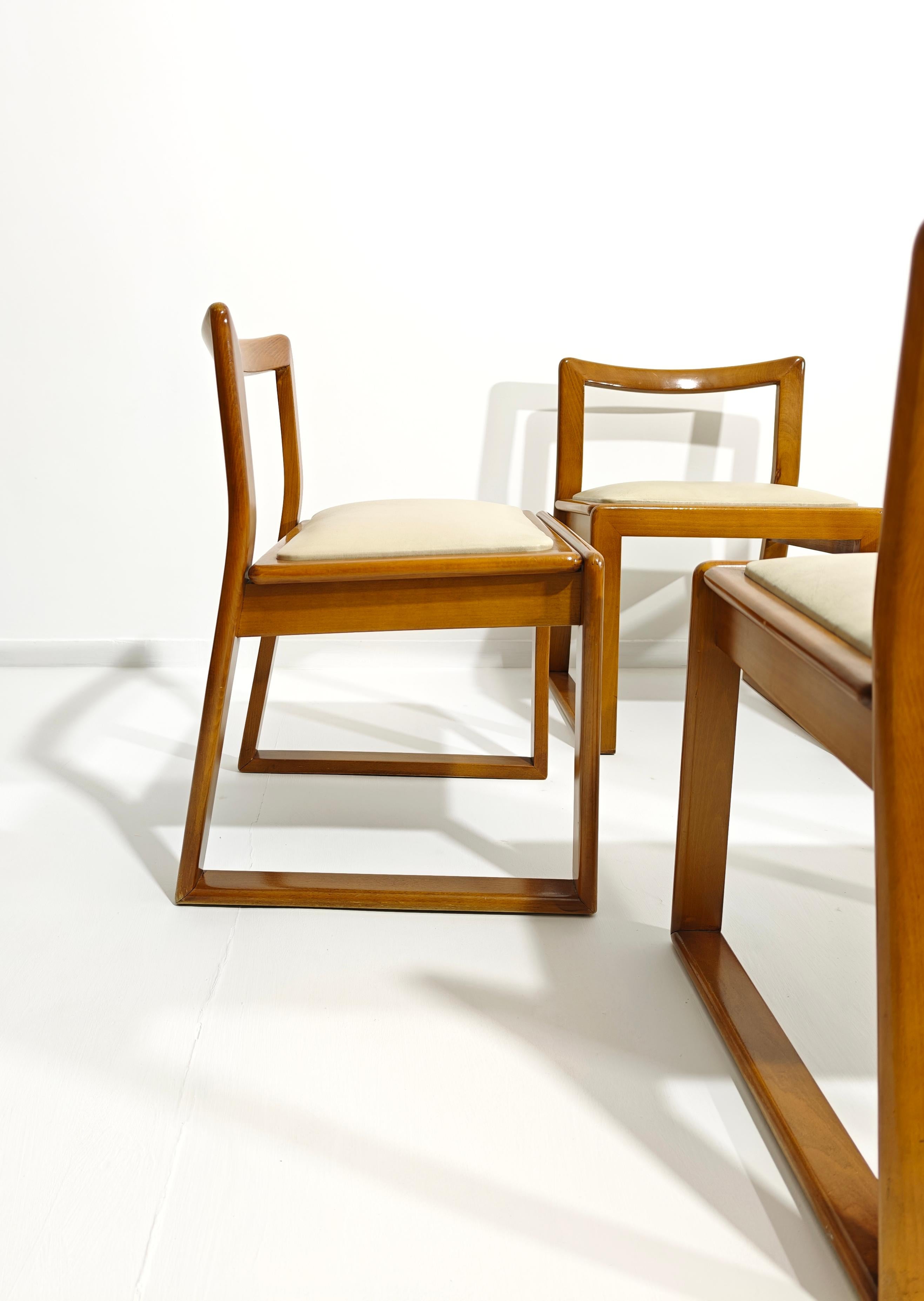 Vier Holzstühle der Jahrhundertmitte im Stil von Willy Rizzo, Italien, 1970er Jahre
Hochwertige MATERIALIEN und handwerkliche Präzision verleihen ihnen ein ikonisches und raffiniertes Aussehen. Die Stühle verfügen über eine robuste und stabile