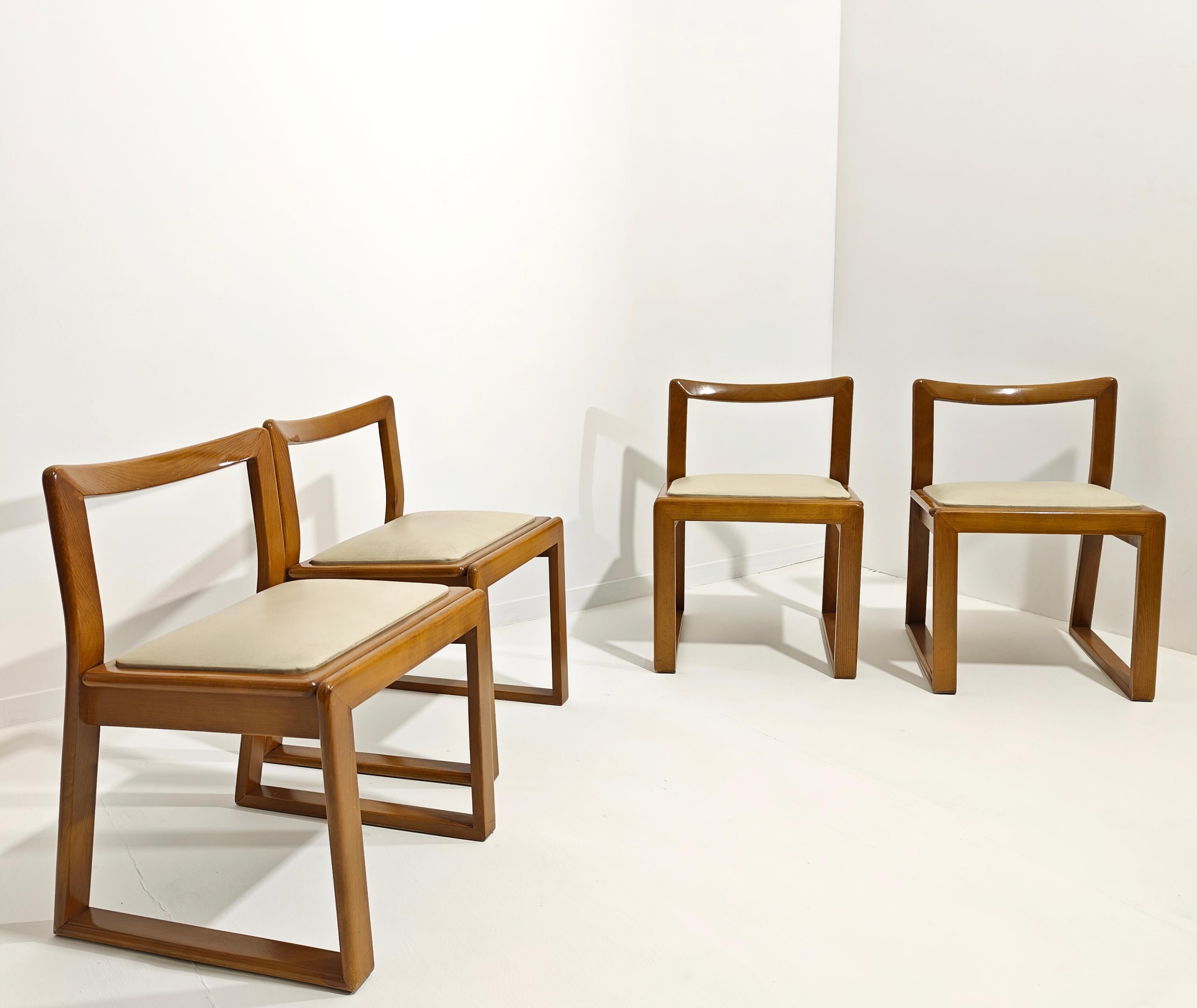 Satz von 4 Esszimmerstühlen Wood Curved Leder Beige Mid-Century Modern Italy 70s (Moderne der Mitte des Jahrhunderts) im Angebot