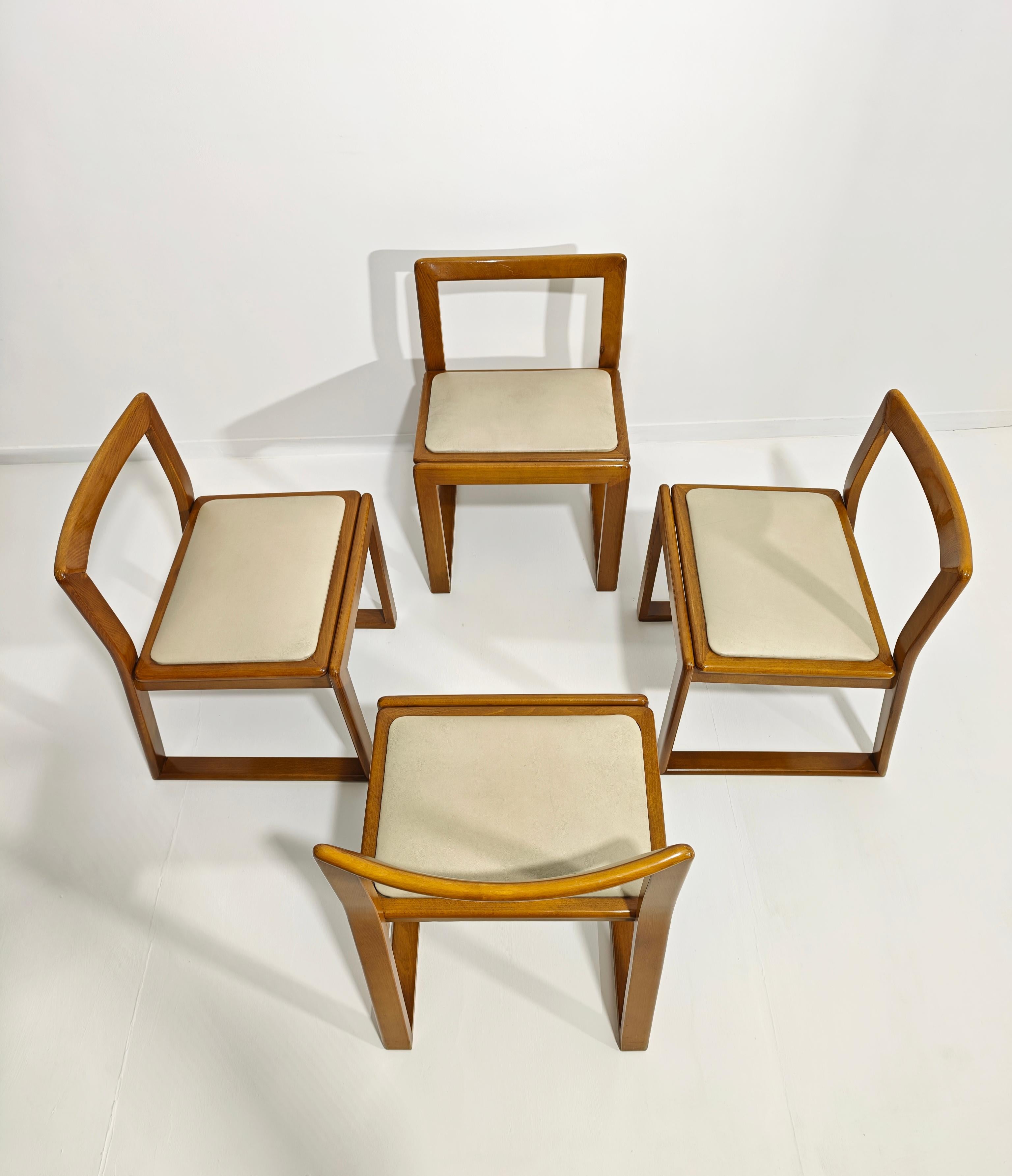 Satz von 4 Esszimmerstühlen Wood Curved Leder Beige Mid-Century Modern Italy 70s (Italienisch) im Angebot