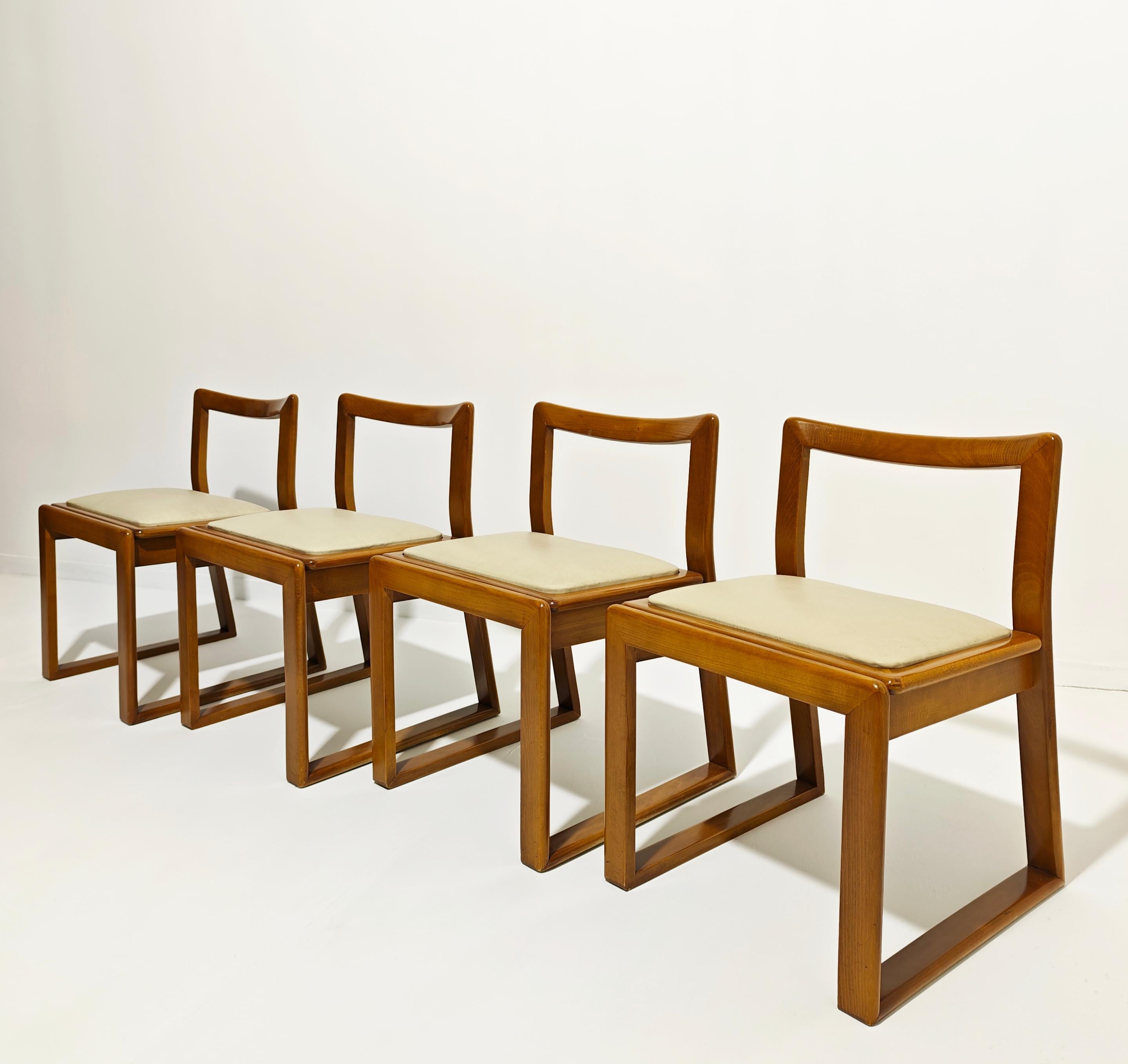 Satz von 4 Esszimmerstühlen Wood Curved Leder Beige Mid-Century Modern Italy 70s im Angebot 2
