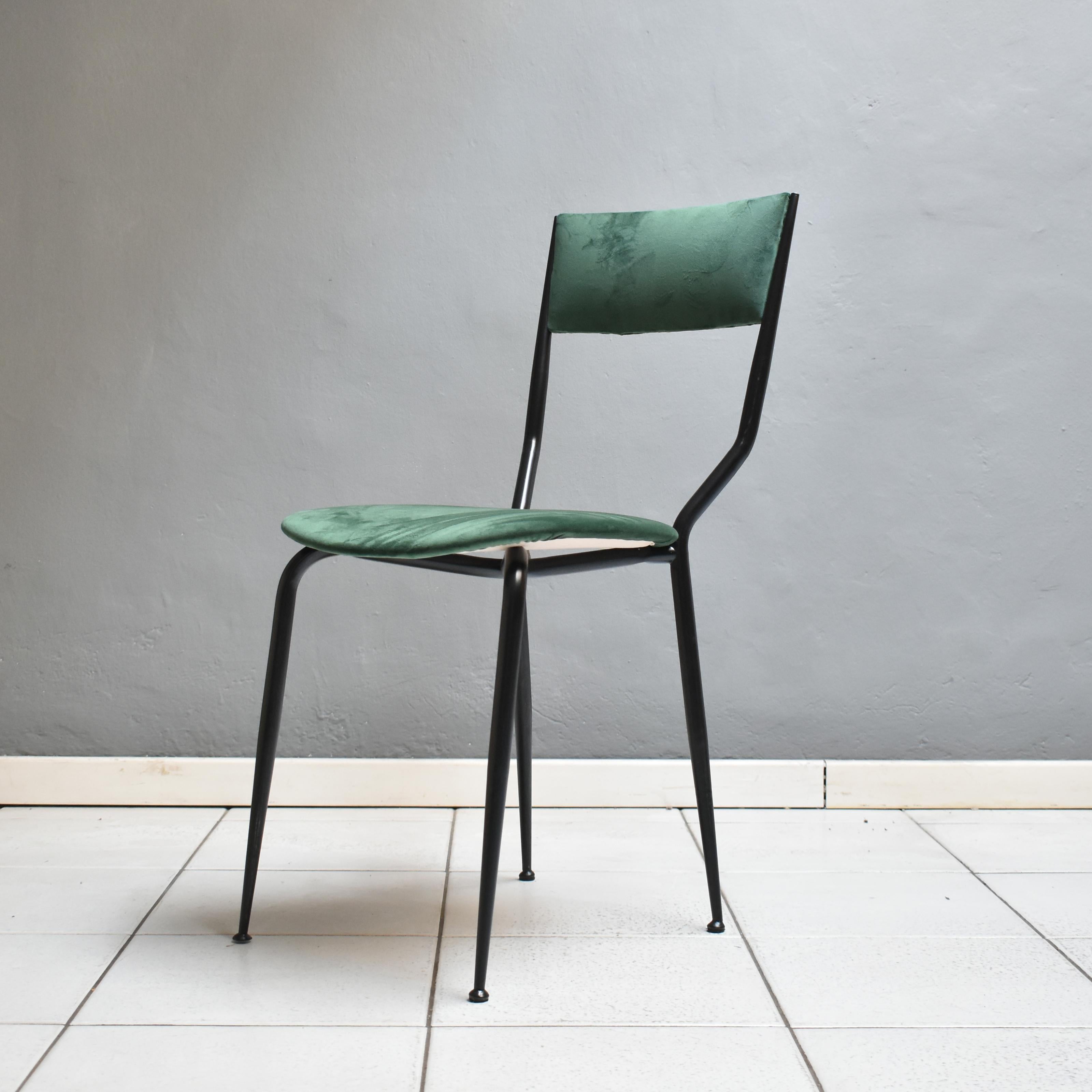 Chaise de salle à manger italienne des années 1960, fabrication noire, fer, velours vert en vente 3