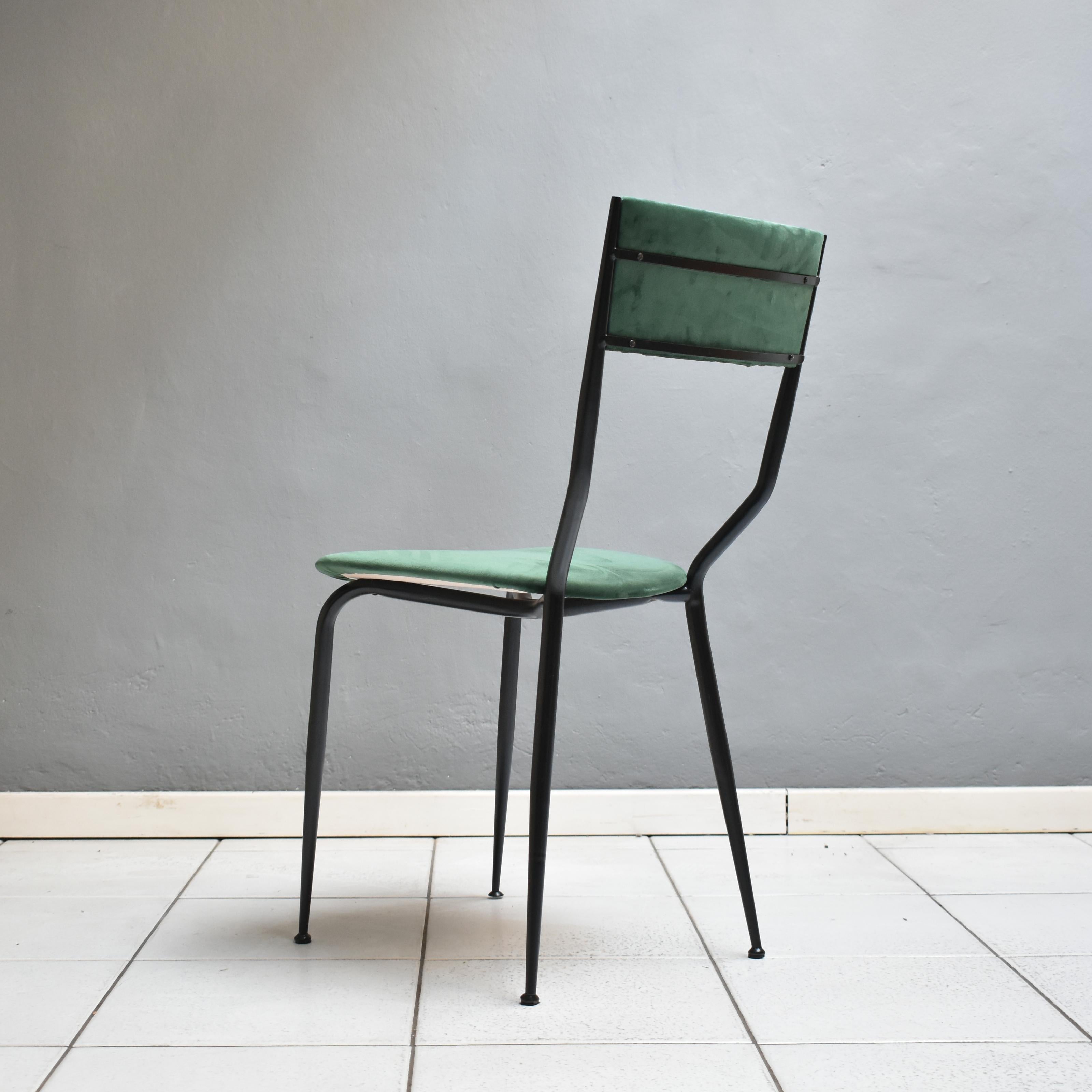 Chaise de salle à manger italienne des années 1960, fabrication noire, fer, velours vert Bon état - En vente à Milan, IT