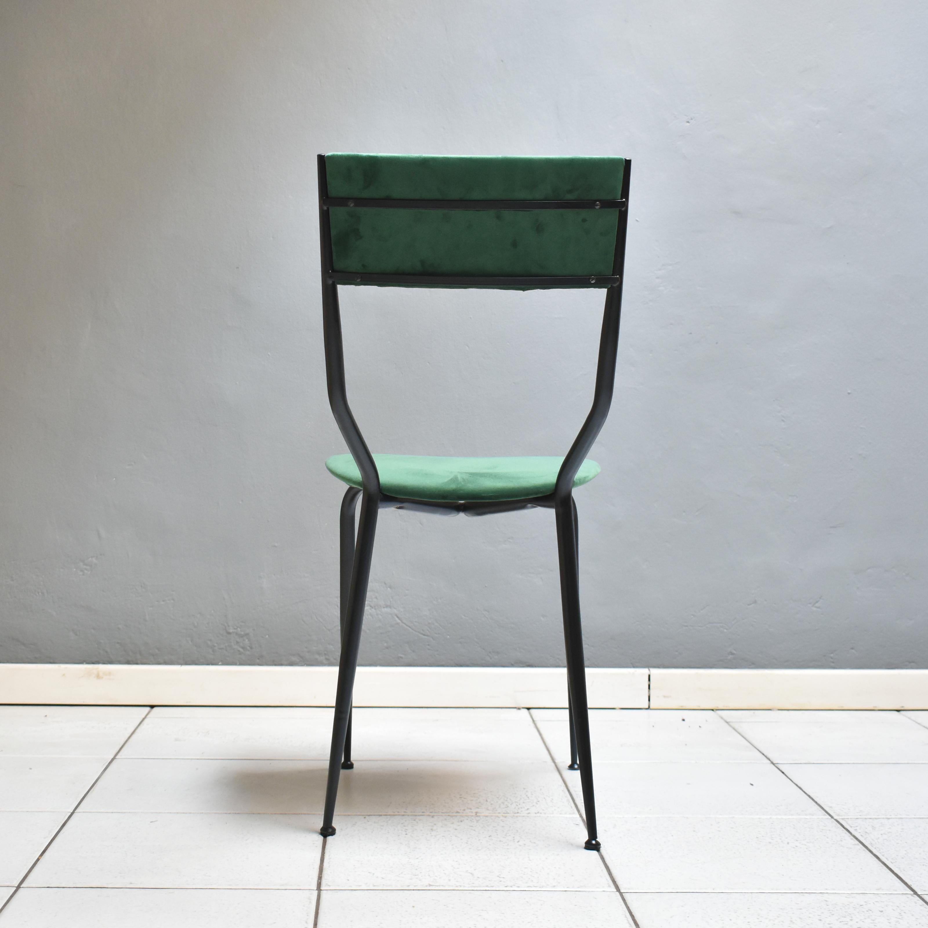 Milieu du XXe siècle Chaise de salle à manger italienne des années 1960, fabrication noire, fer, velours vert en vente