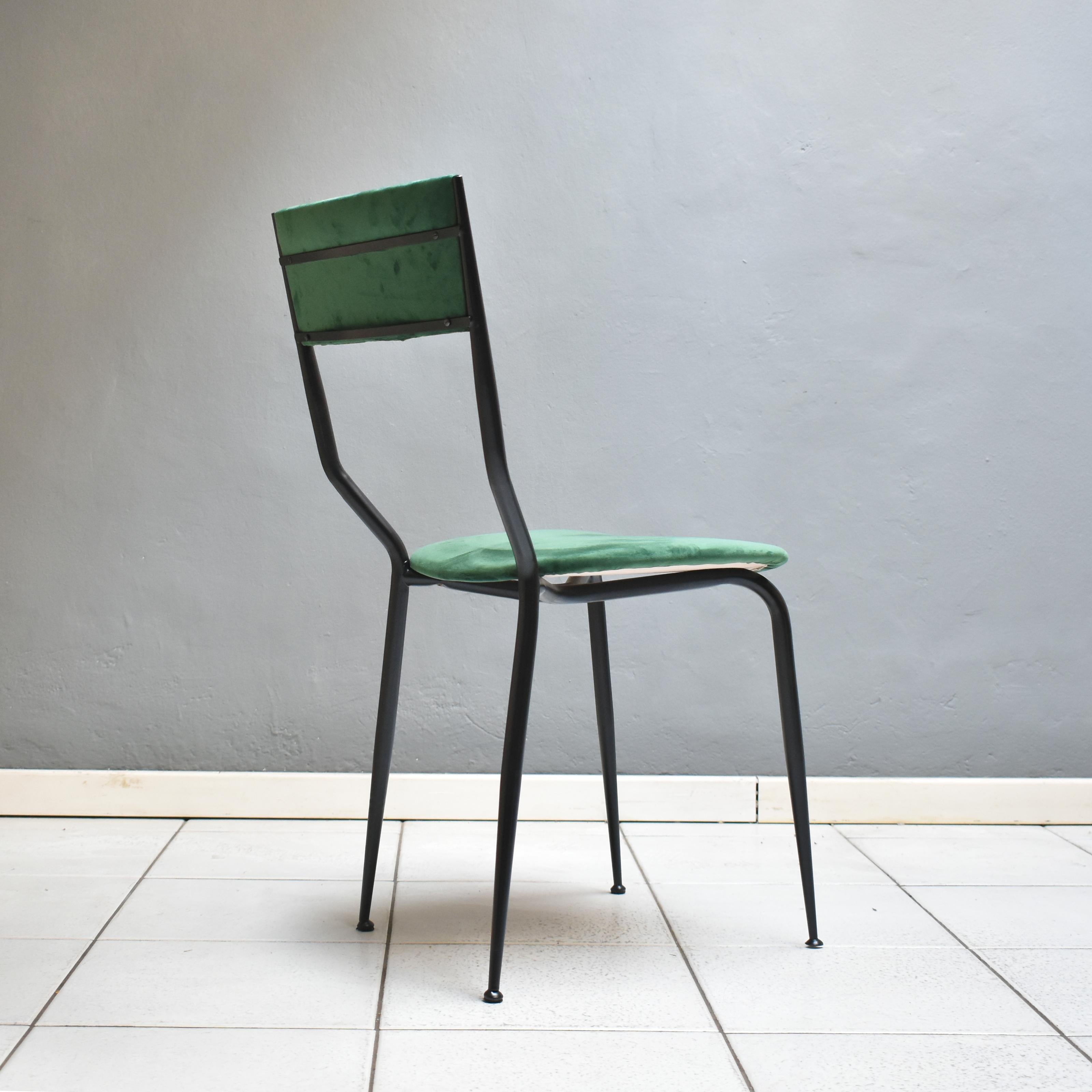 Velours Chaise de salle à manger italienne des années 1960, fabrication noire, fer, velours vert en vente