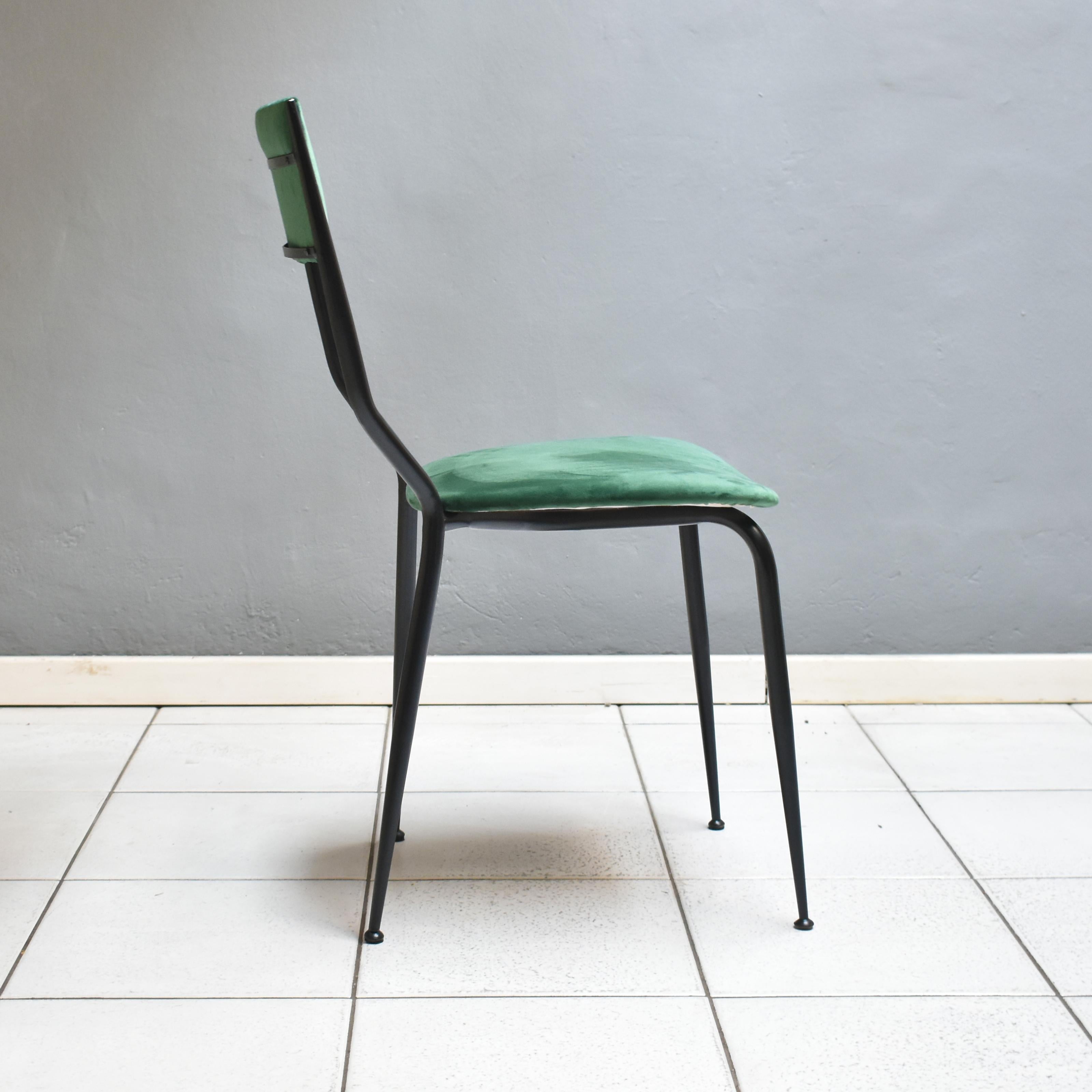 Chaise de salle à manger italienne des années 1960, fabrication noire, fer, velours vert en vente 1