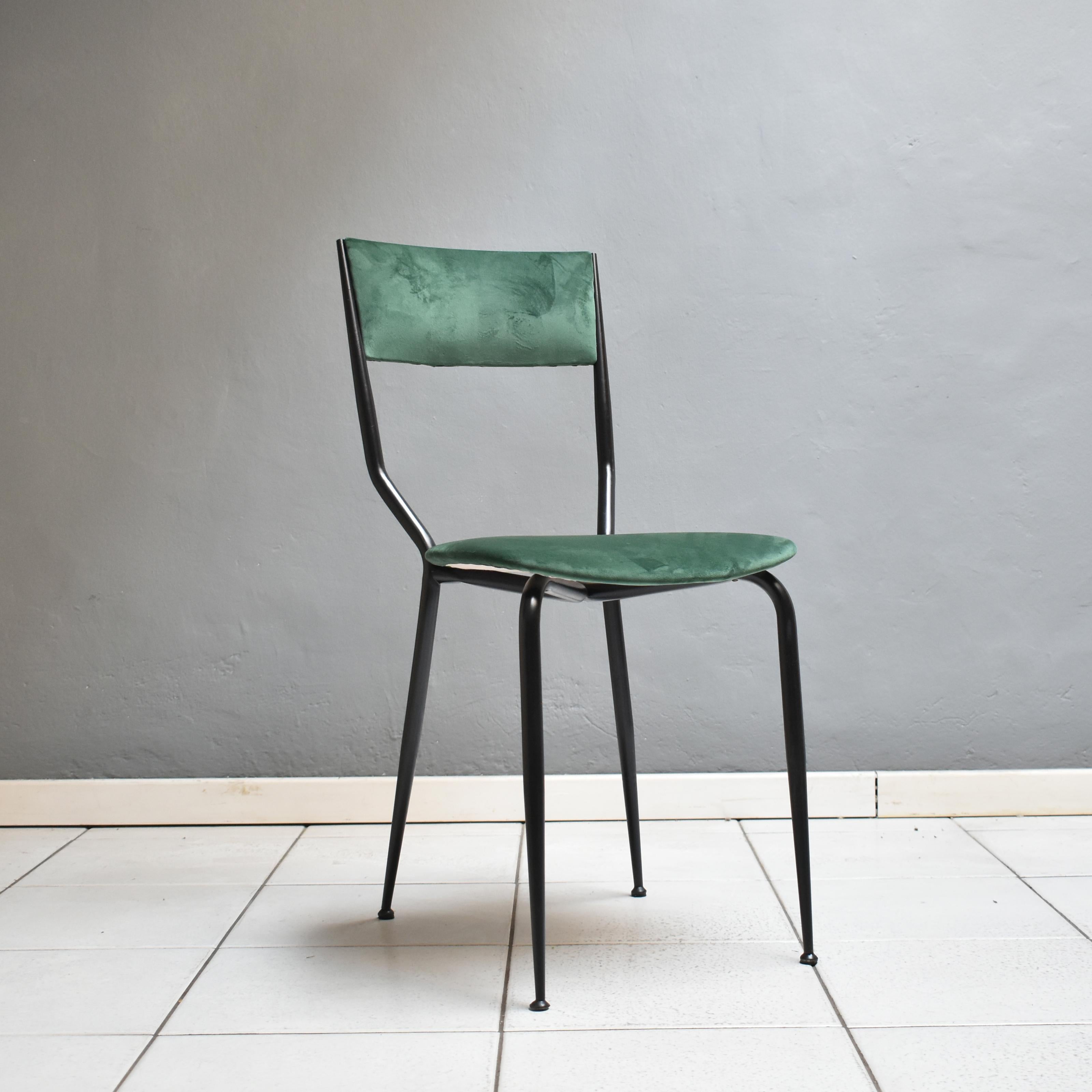 Chaise de salle à manger moderne du milieu du siècle, datant des années 1960, fabrication italienne.
La chaise a un cadre en fer noir et un revêtement en velours vert forêt.
Nouvelle sellerie
Quatre pièces disponibles, autres couleurs disponibles.
