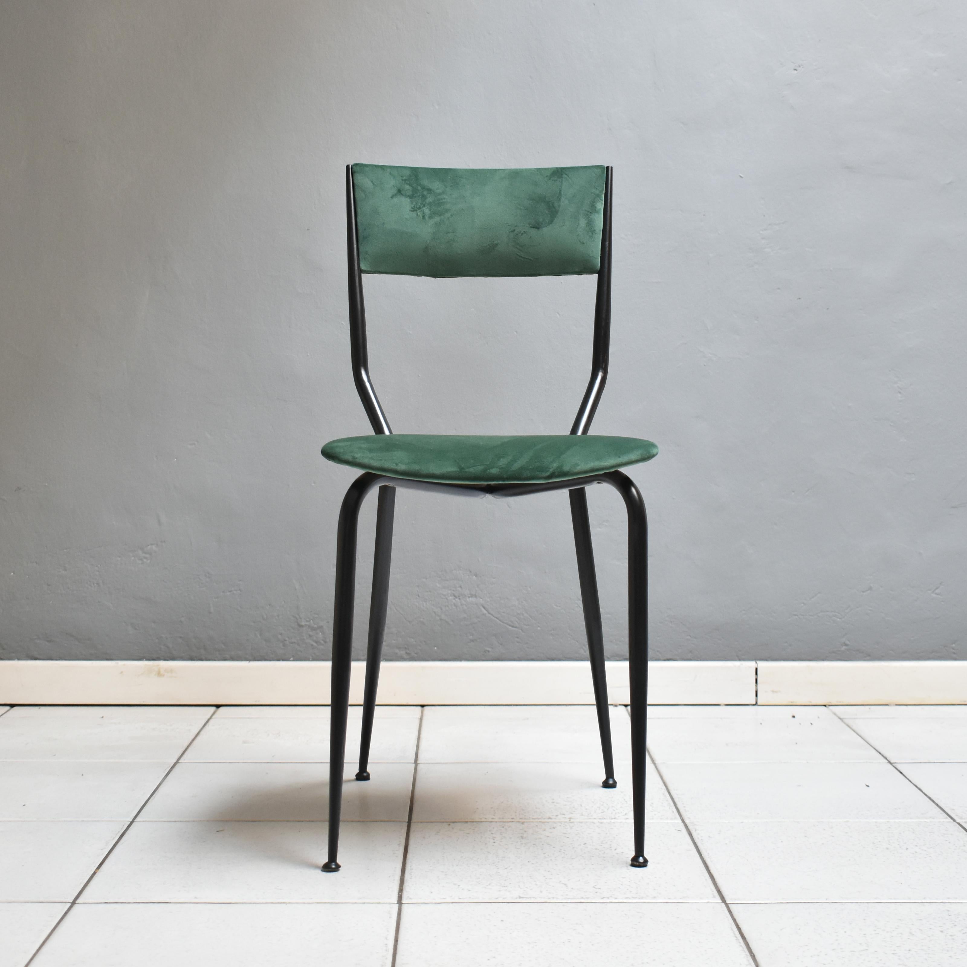 Chaise de salle à manger italienne des années 1960, fabrication noire, fer, velours vert en vente 2