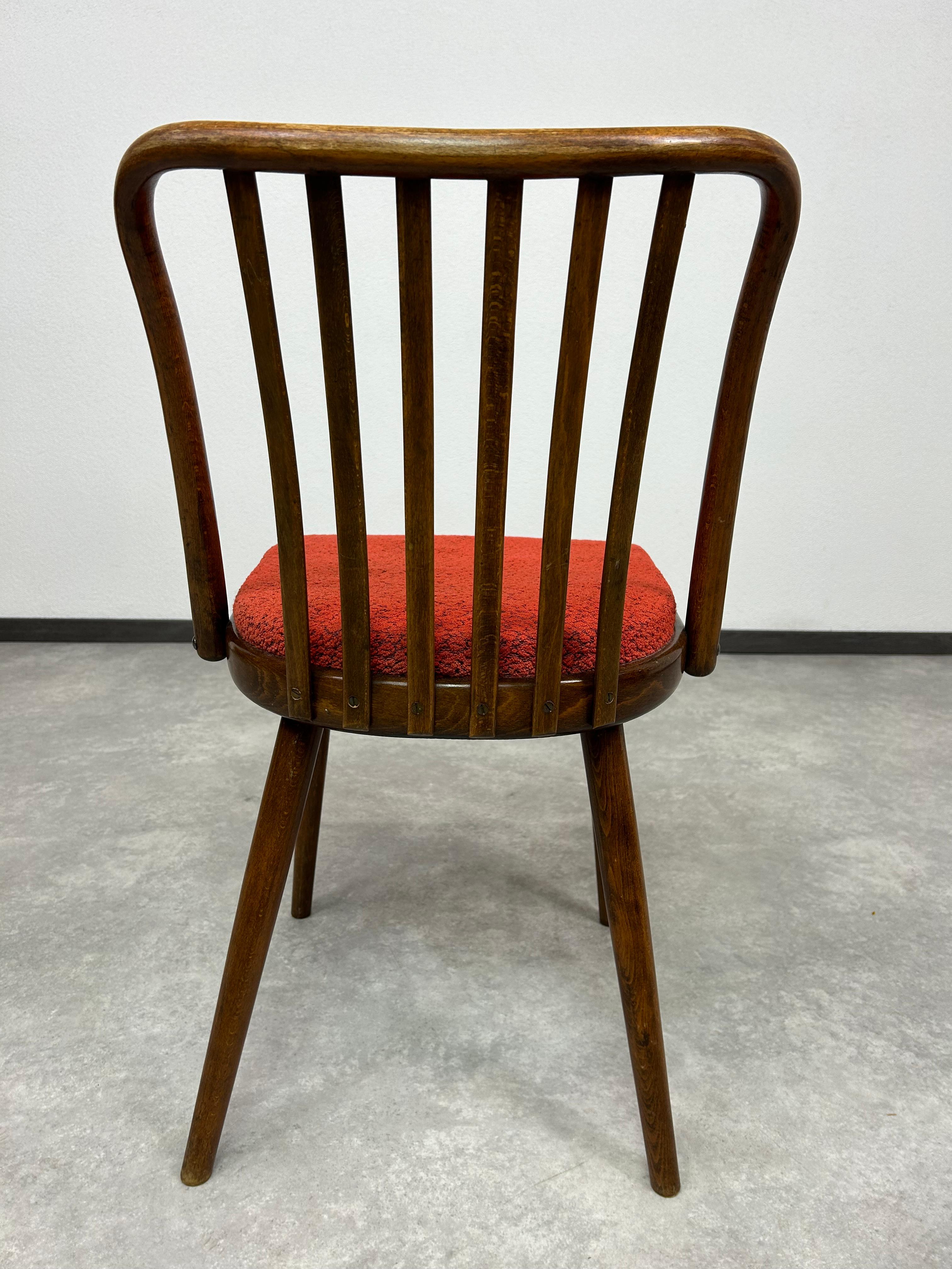Satz von 4 Esszimmerstühlen by Antonín Šuman für TON (Buchenholz) im Angebot