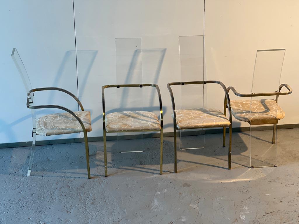 Ensemble de 4 chaises de salle à manger de Charles Hollis Jones pour Belgo Chrom 1970 en Lucite, laiton et tissu. En bon état. 