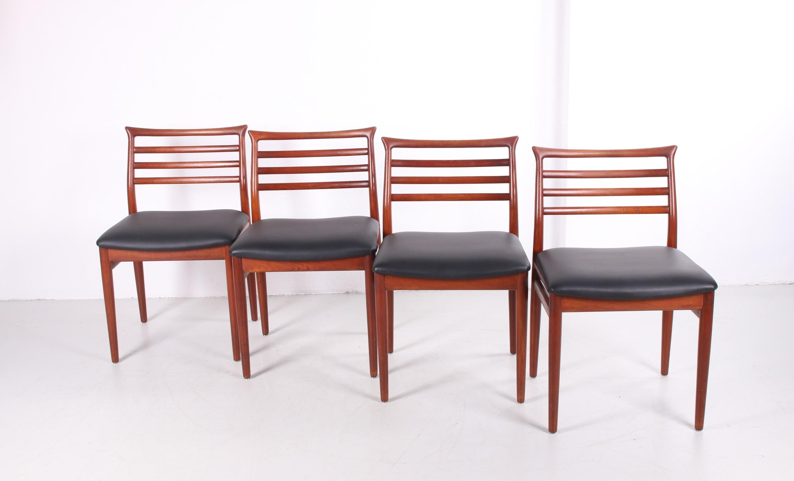 Dining room chairs by Erling Torvits for Sorø Stolefabrik, 1960s
Set of 4 dining room chairs designed by Erling Torvits and manufactured for Sorø Stolefabrik in the 1960s, Denmark. The organically shaped wooden frames are made of teak and the chairs